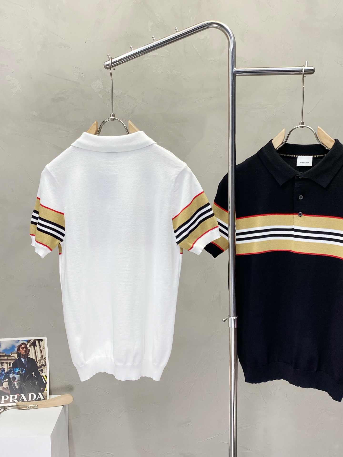P95
Burberry巴宝莉💥独家专供春夏新款原单男士休闲针织短袖。高端定制 高版本 时尚百搭爆款⚠️✨原版进口面料 logo图案设计 手感超柔软细腻 穿着亲肤舒适 高端精品 代工厂精细做工 上身非常赞 男士必备单品 三标齐全 尺码：M-3XL