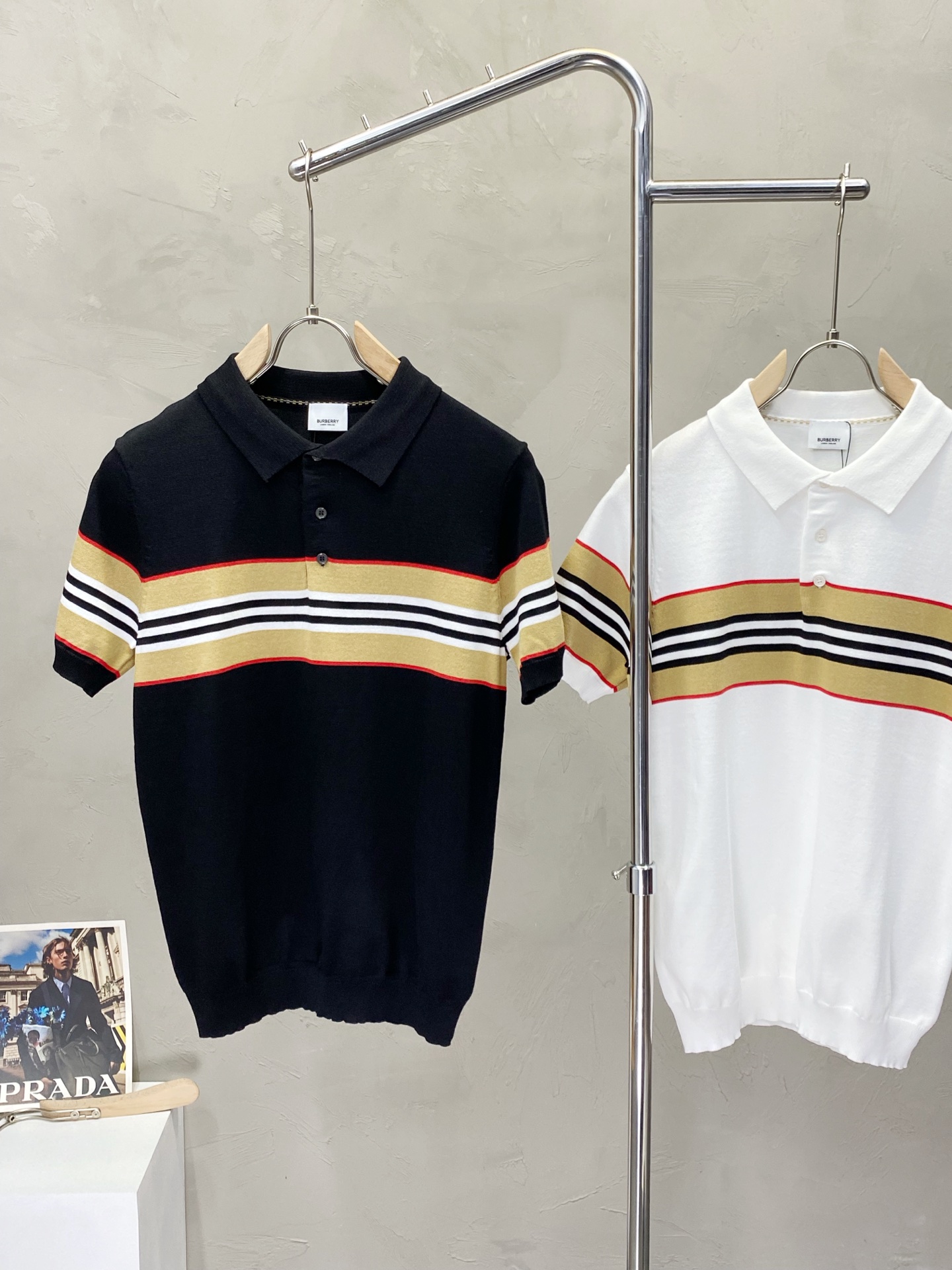 P95
Burberry巴宝莉💥独家专供春夏新款原单男士休闲针织短袖。高端定制 高版本 时尚百搭爆款⚠️✨原版进口面料 logo图案设计 手感超柔软细腻 穿着亲肤舒适 高端精品 代工厂精细做工 上身非常赞 男士必备单品 三标齐全 尺码：M-3XL