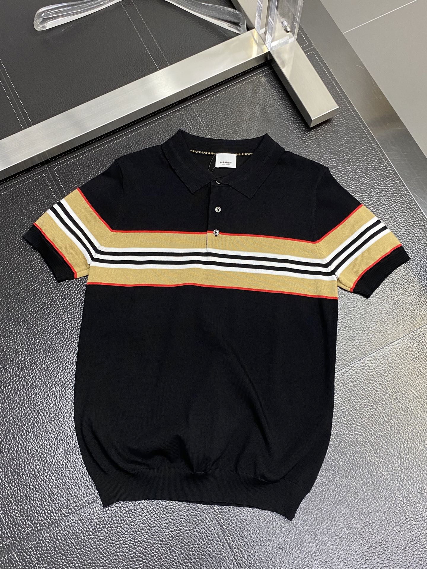 P95
Burberry巴宝莉💥独家专供春夏新款原单男士休闲针织短袖。高端定制 高版本 时尚百搭爆款⚠️✨原版进口面料 logo图案设计 手感超柔软细腻 穿着亲肤舒适 高端精品 代工厂精细做工 上身非常赞 男士必备单品 三标齐全 尺码：M-3XL