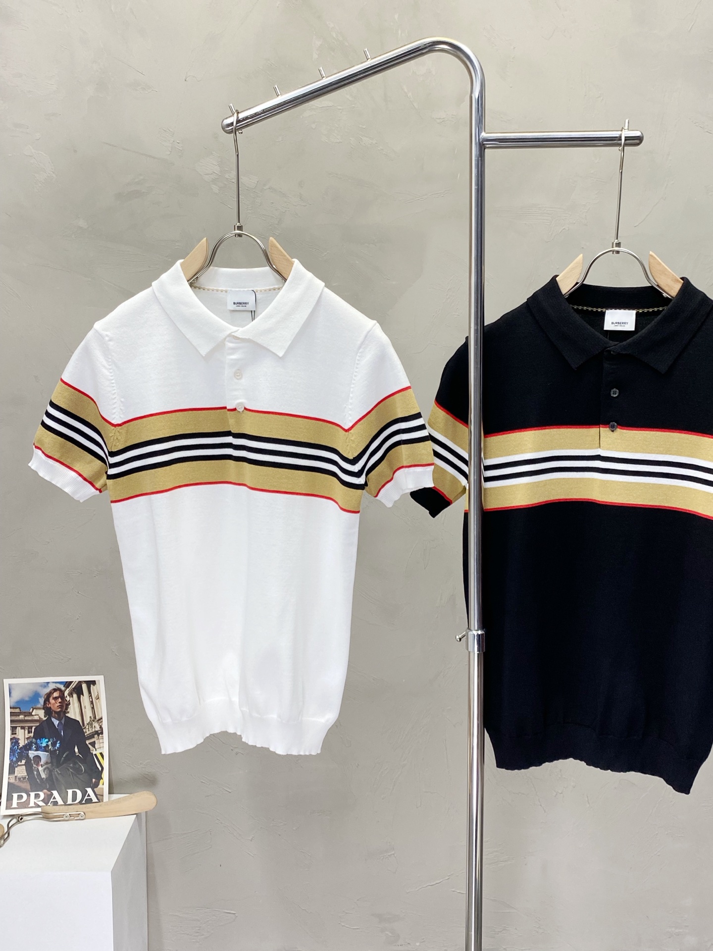 P95
Burberry巴宝莉💥独家专供春夏新款原单男士休闲针织短袖。高端定制 高版本 时尚百搭爆款⚠️✨原版进口面料 logo图案设计 手感超柔软细腻 穿着亲肤舒适 高端精品 代工厂精细做工 上身非常赞 男士必备单品 三标齐全 尺码：M-3XL