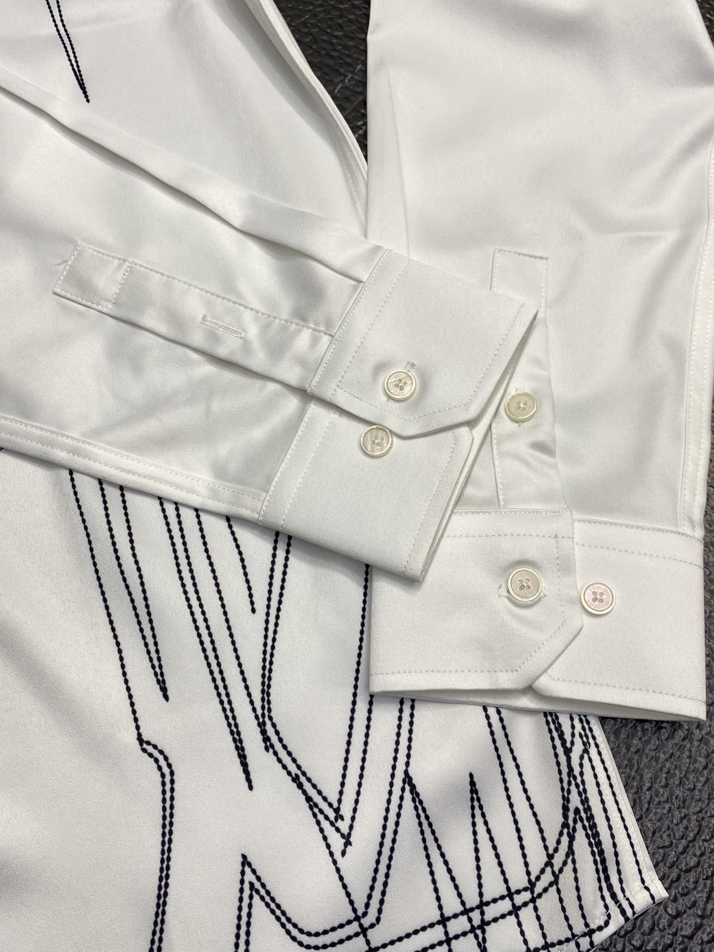 。Louis Vuitton路易威登💥独家专供新款男士休闲衬衫 高端定制 高端版本 时尚百搭爆款⚠️⚠️