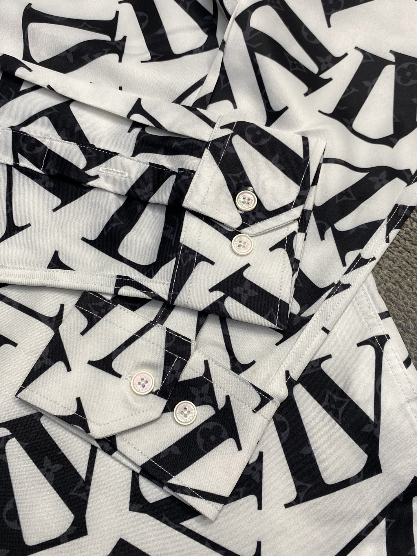 。Louis Vuitton路易威登💥独家专供新款男士休闲衬衫 高端定制 高端版本 时尚百搭爆款⚠️⚠️