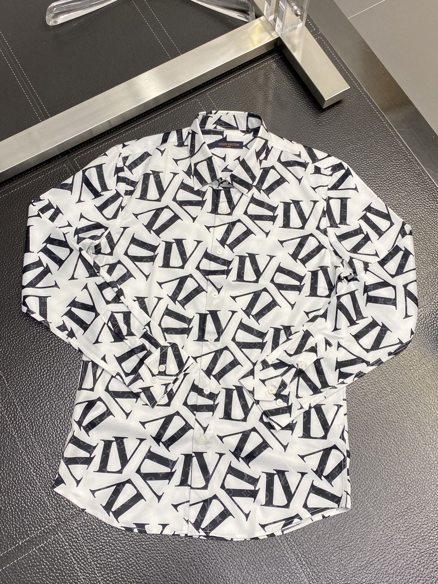 。Louis Vuitton路易威登💥独家专供新款男士休闲衬衫 高端定制 高端版本 时尚百搭爆款⚠️⚠️