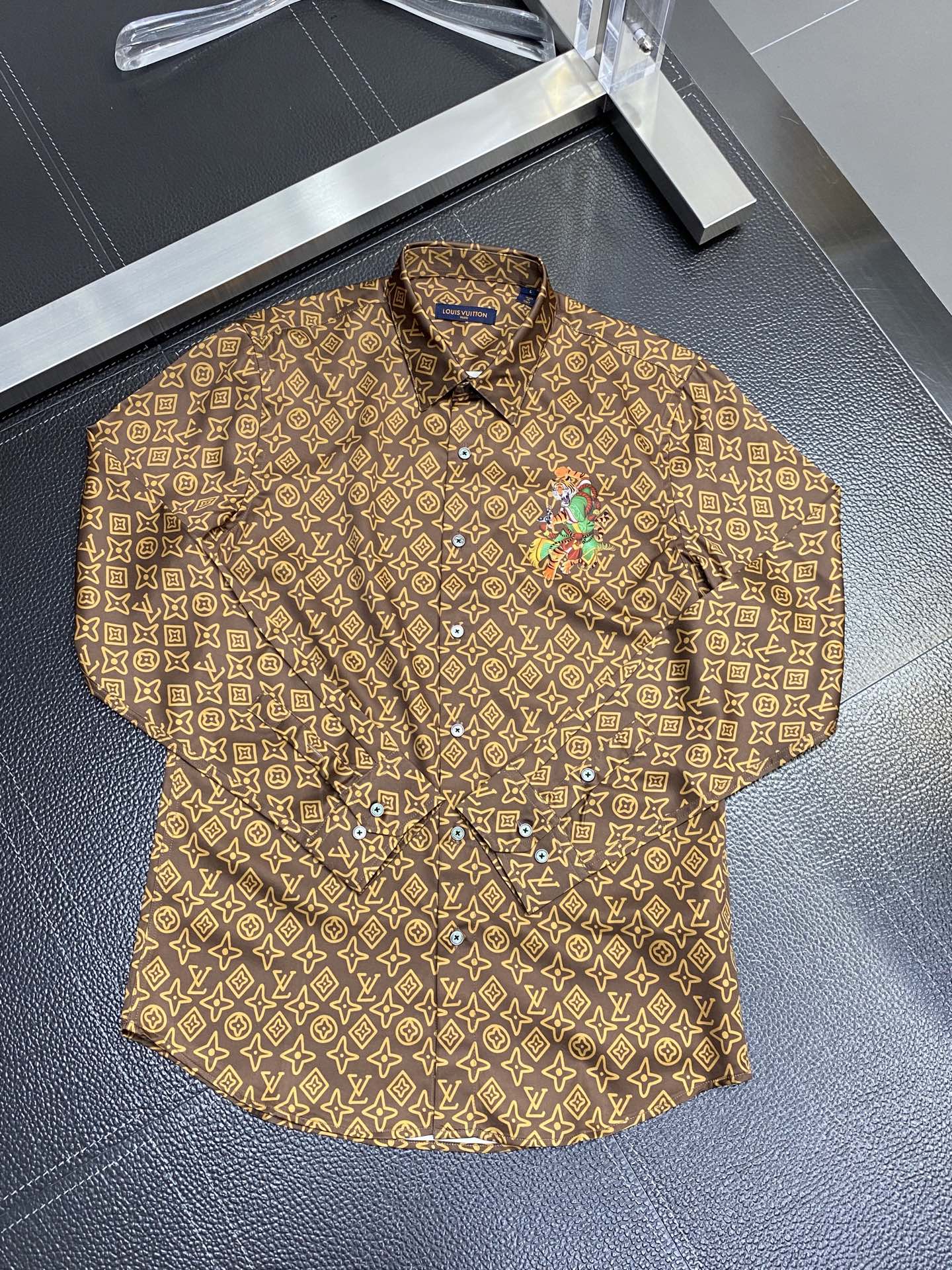 。Louis Vuitton路易威登💥独家专供新款男士休闲衬衫 高端定制 高端版本 时尚百搭爆款⚠️⚠️