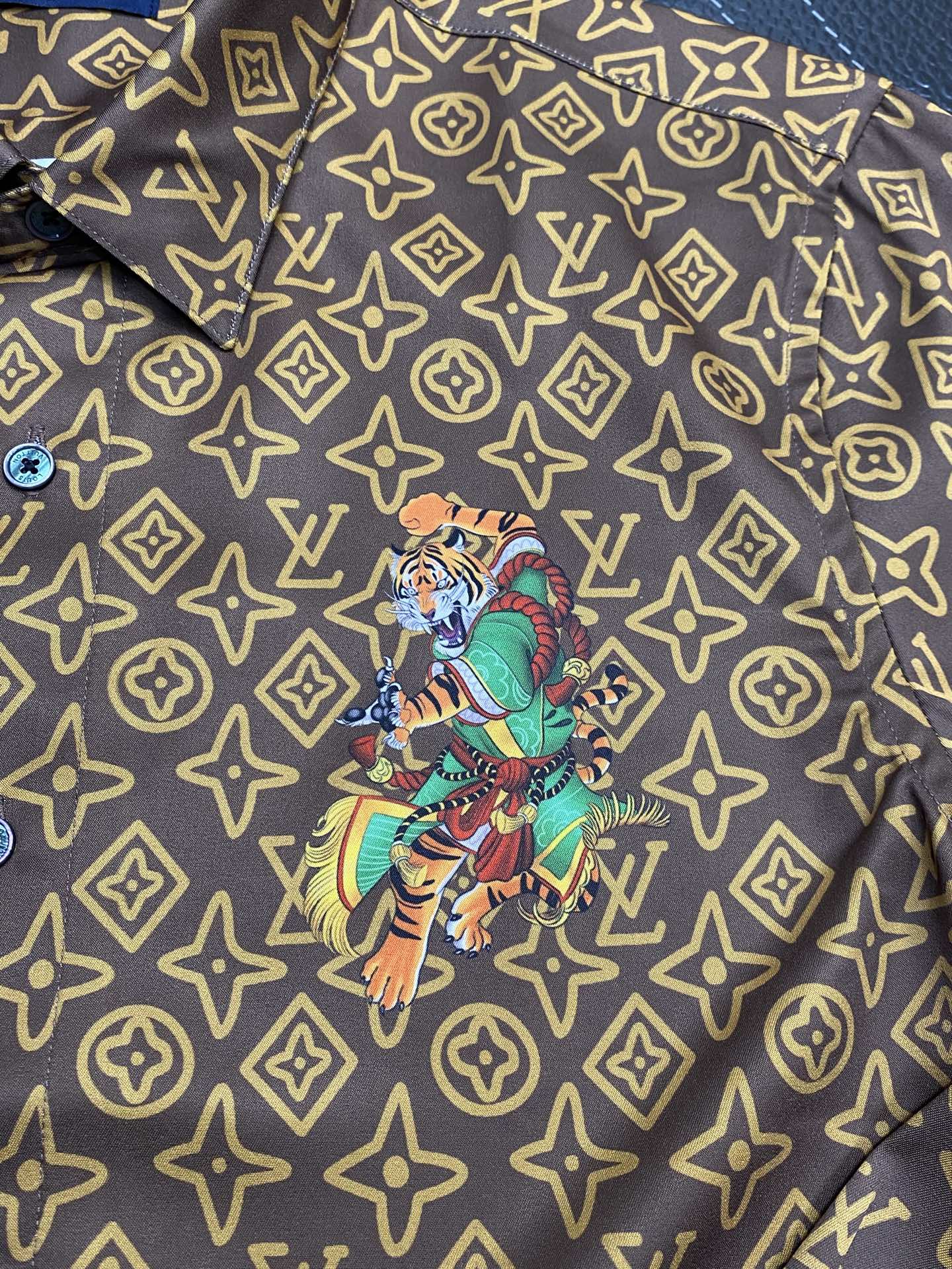 。Louis Vuitton路易威登💥独家专供新款男士休闲衬衫 高端定制 高端版本 时尚百搭爆款⚠️⚠️