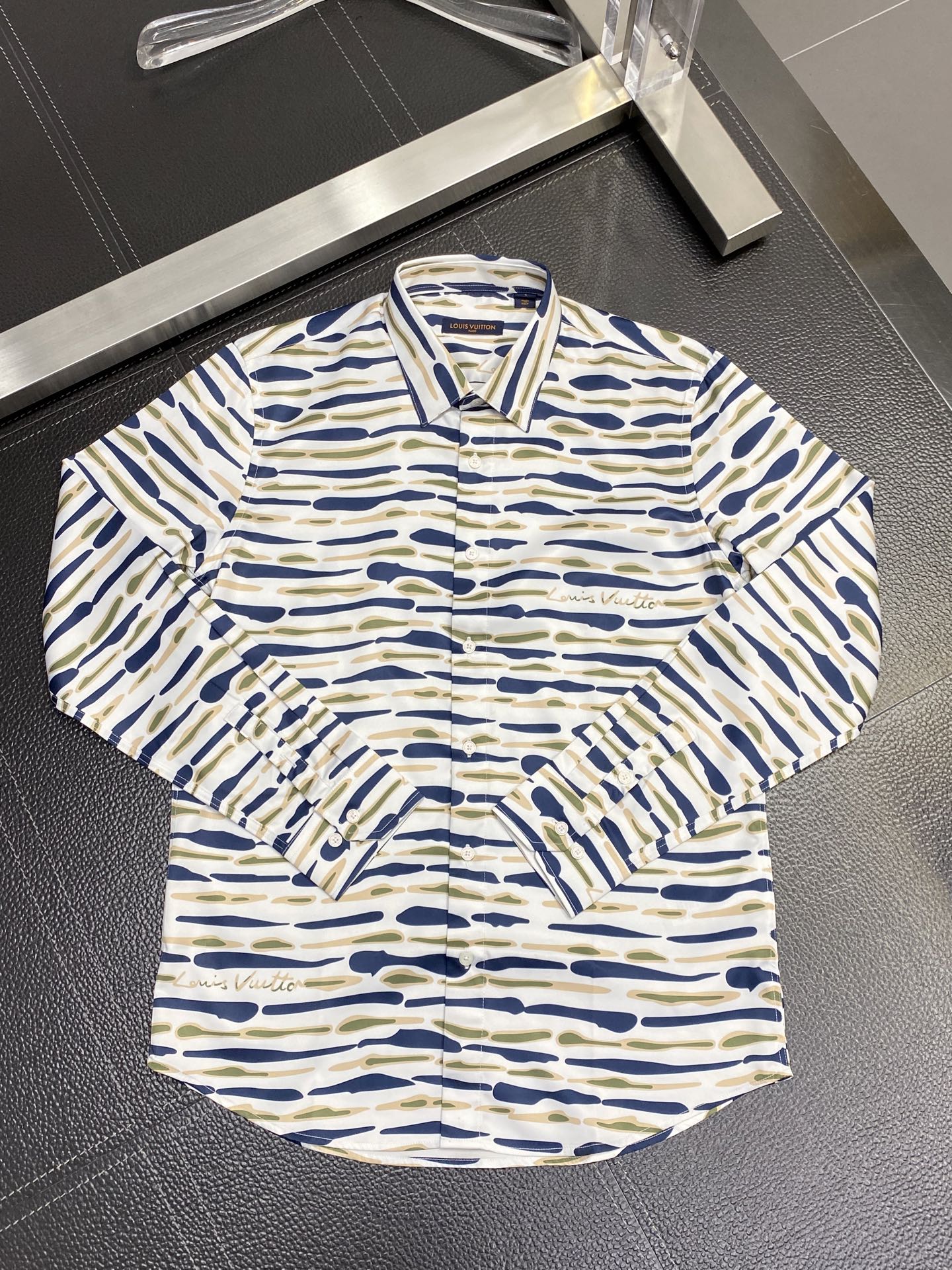 。Louis Vuitton路易威登💥独家专供新款男士休闲衬衫 高端定制 高端版本 时尚百搭爆款⚠️⚠️