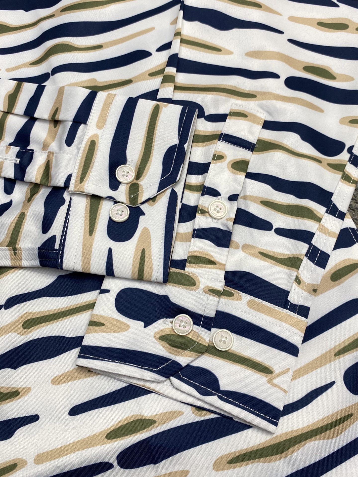 。Louis Vuitton路易威登💥独家专供新款男士休闲衬衫 高端定制 高端版本 时尚百搭爆款⚠️⚠️