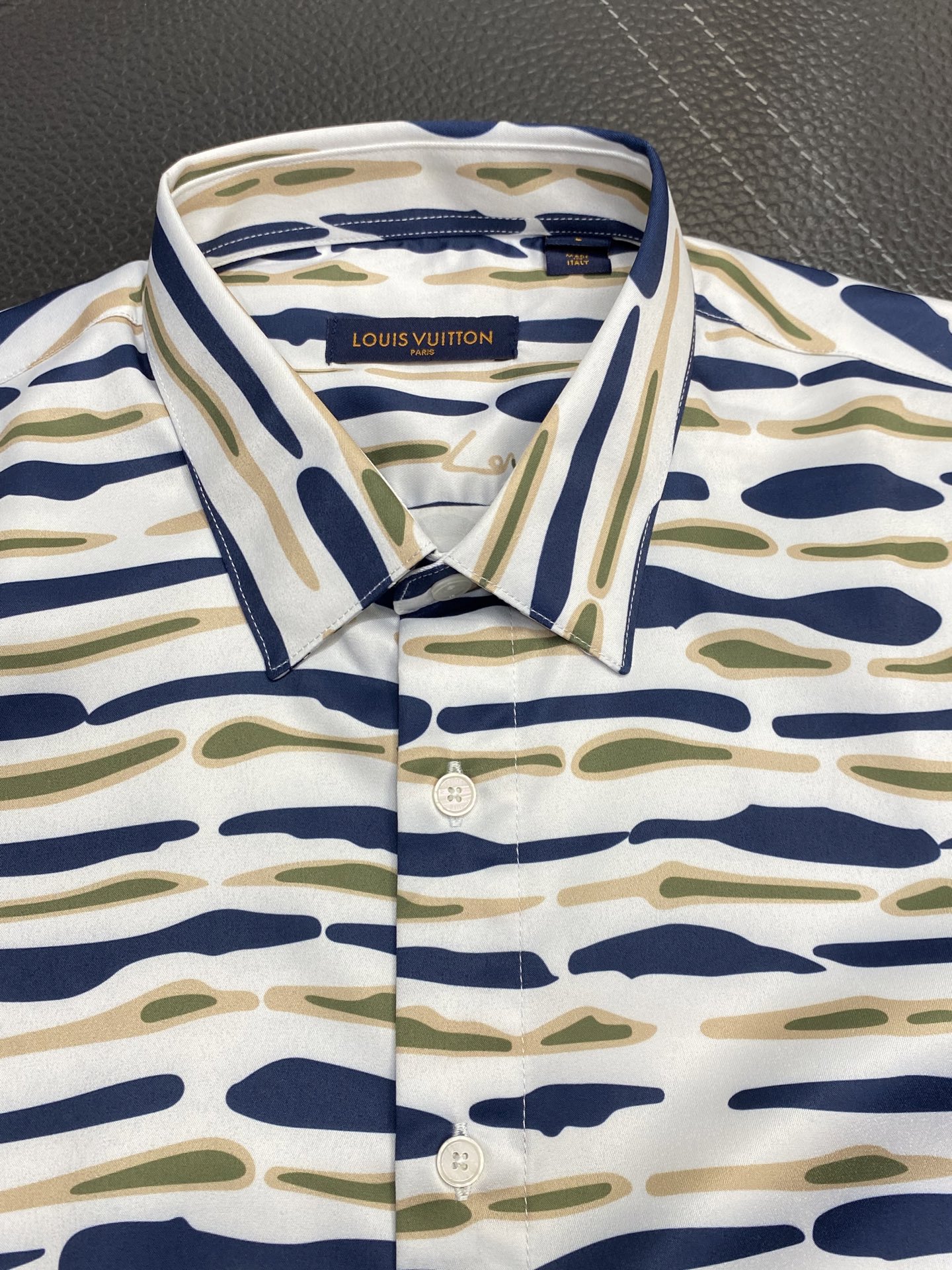 。Louis Vuitton路易威登💥独家专供新款男士休闲衬衫 高端定制 高端版本 时尚百搭爆款⚠️⚠️