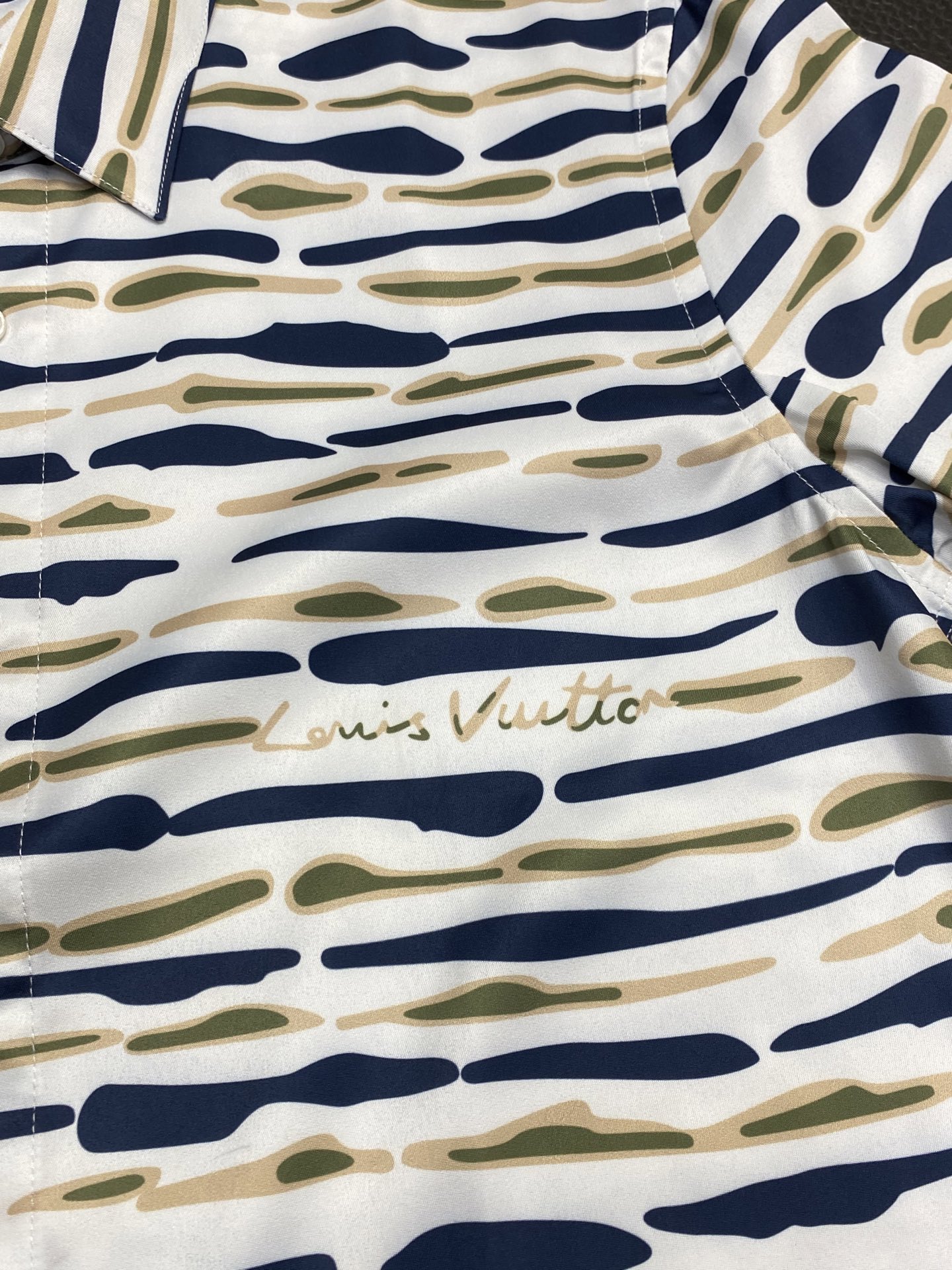 。Louis Vuitton路易威登💥独家专供新款男士休闲衬衫 高端定制 高端版本 时尚百搭爆款⚠️⚠️