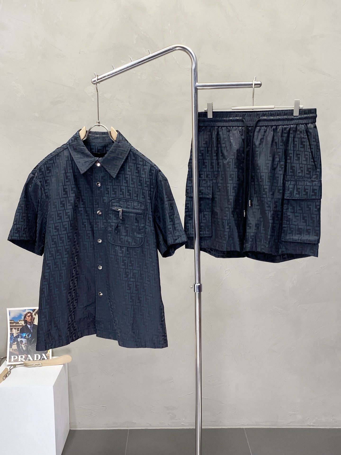 NO:160018,.FENDI exclusively offers the same set for spring and summer new counters, breathable, comfortable and casual!  Full of high-end feeling!  The details are exquisite and high-end, and the workmanship is impeccable!  The original high-end fabric looks high-end!  The fabric is soft, delicate and comfortable, moisture absorption, quick drying, breathable, neat and stylish. The code number M-3XL, fendi, fendi, alexander wang19860909.FENDI芬迪独家专供春夏新款专柜同款套装,透气舒适休闲！高级感满满！细节精致高档,做工无可挑剔！原版高端面料很显高级！面料柔软细腻舒适 吸湿速干透气,利落有型.码数M-3XL,,fendi,fendi,alexander wang,Men's clothing