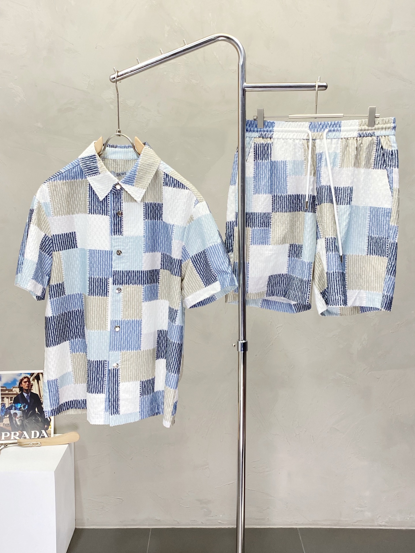 NO:160017,LOEWE exclusively offers the same set for spring and summer new counters, breathable, comfortable and casual!  Full of high-end feeling!  The details are exquisite and high-end, and the workmanship is impeccable!  The original high-end fabric looks high-end!  The fabric is soft, delicate and comfortable, moisture absorption, quick drying, breathable, neat and stylish. The code number M-3XL, loewe, loewe, alexander wang19860909LOEWE罗意威独家专供春夏新款专柜同款套装,透气舒适休闲！高级感满满！细节精致高档,做工无可挑剔！原版高端面料很显高级！面料柔软细腻舒适 吸湿速干透气,利落有型.码数M-3XL,,loewe,loewe,alexander wang,Men's clothing