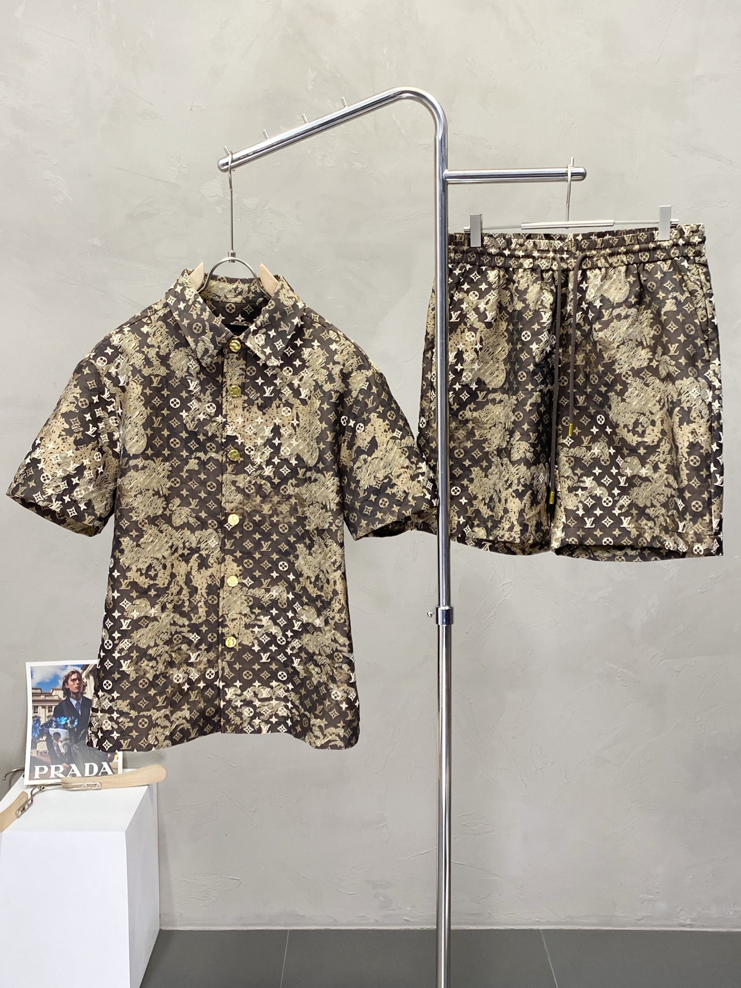 NO:160015,Louis Vuitton exclusively offers the same style set for spring and summer new counters, breathable, comfortable and casual!  Full of high-end feeling!  The details are exquisite and high-end, and the workmanship is impeccable!  The original high-end fabric looks high-end!  The fabric is soft, delicate and comfortable, moisture absorption, quick drying, breathable, neat and stylish. The code number M-3XL, louis vuitton, louis vuitton, alexander wang19860909Louis Vuitton路易威登独家专供春夏新款专柜同款套装,透气舒适休闲！高级感满满！细节精致高档,做工无可挑剔！原版高端面料很显高级！面料柔软细腻舒适 吸湿速干透气,利落有型.码数M-3XL,,louis vuitton,louis vuitton,alexander wang,Men's clothing