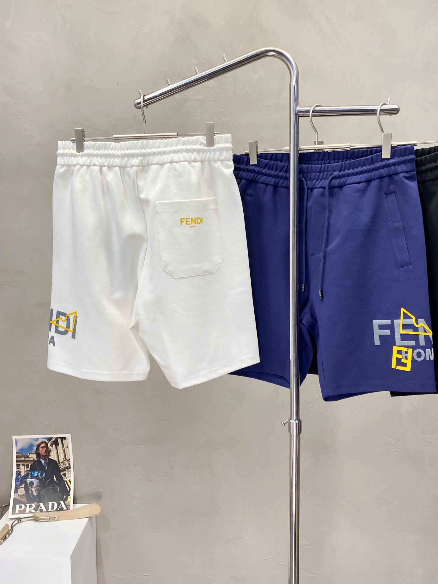 。FENDI芬迪💥独家专供新款短裤🩳高端版本！专柜定制面料 透气舒适度高，细节无可挑剔，品牌元素设计理念