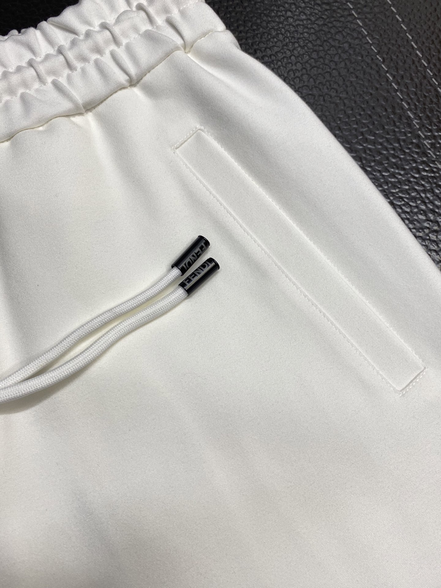 。FENDI芬迪💥独家专供新款短裤🩳高端版本！专柜定制面料 透气舒适度高，细节无可挑剔，品牌元素设计理念