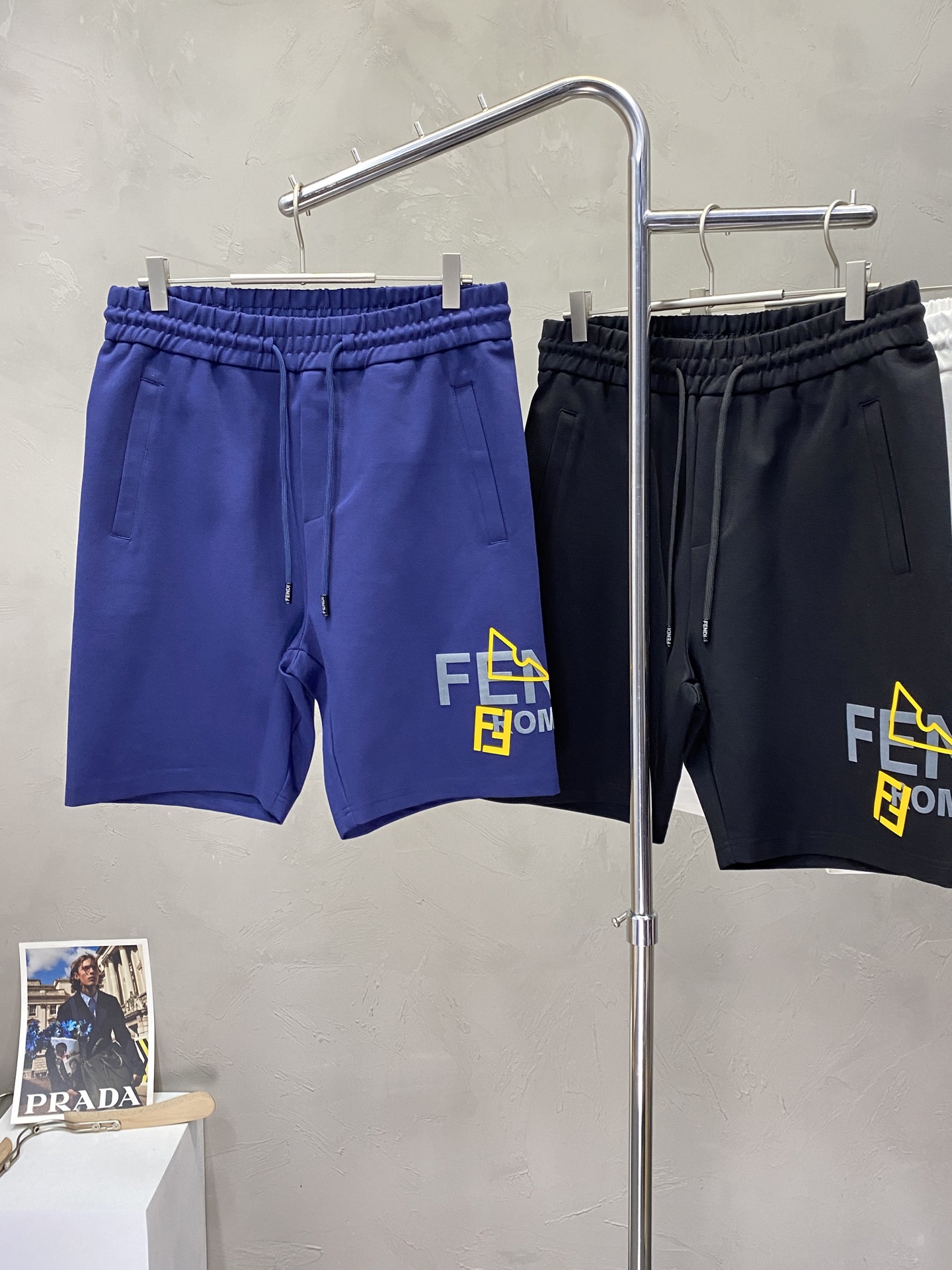 。FENDI芬迪💥独家专供新款短裤🩳高端版本！专柜定制面料 透气舒适度高，细节无可挑剔，品牌元素设计理念