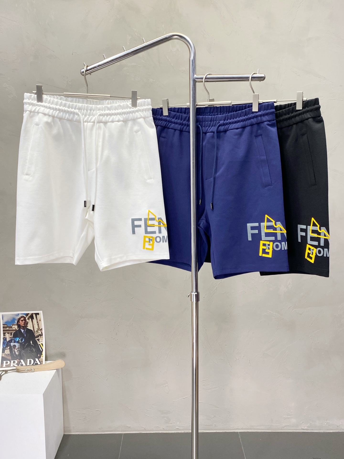 。FENDI芬迪💥独家专供新款短裤🩳高端版本！专柜定制面料 透气舒适度高，细节无可挑剔，品牌元素设计理念