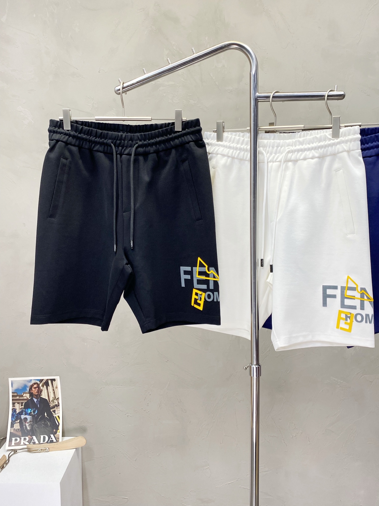 。FENDI芬迪💥独家专供新款短裤🩳高端版本！专柜定制面料 透气舒适度高，细节无可挑剔，品牌元素设计理念