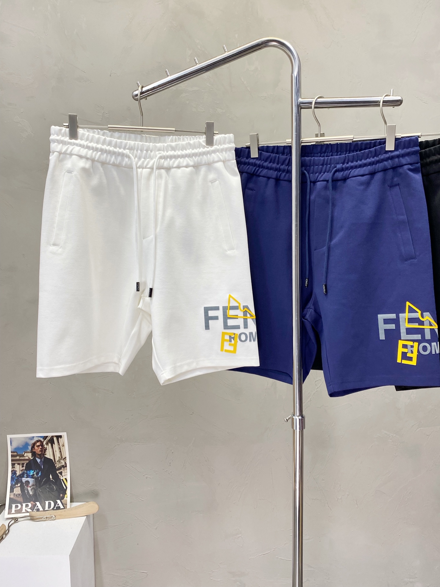 。FENDI芬迪💥独家专供新款短裤🩳高端版本！专柜定制面料 透气舒适度高，细节无可挑剔，品牌元素设计理念