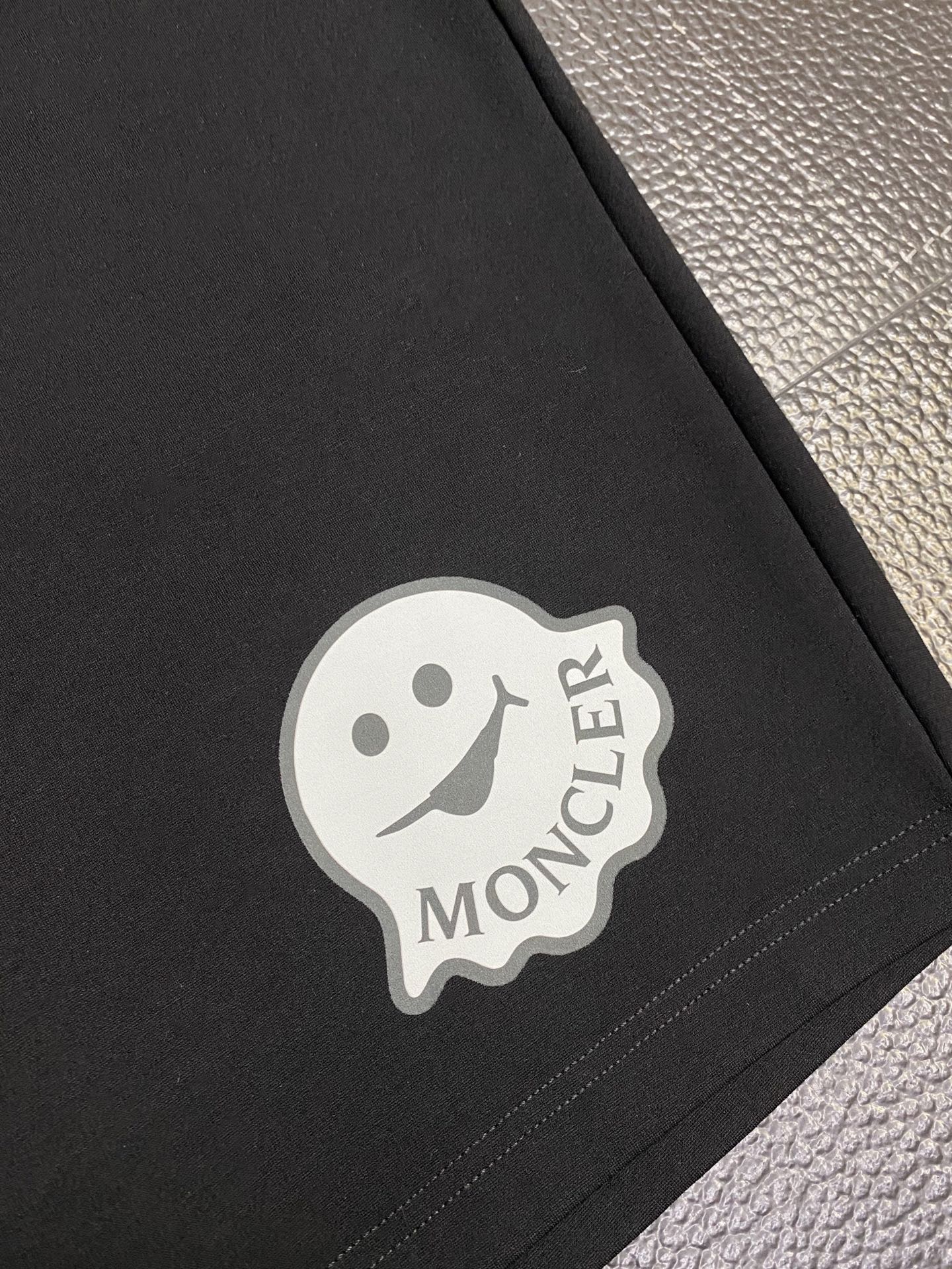 。Moncler蒙口💥独家专供新款短裤🩳高端版本！专柜定制面料 透气舒适度高，细节无可挑剔，品牌元素设计