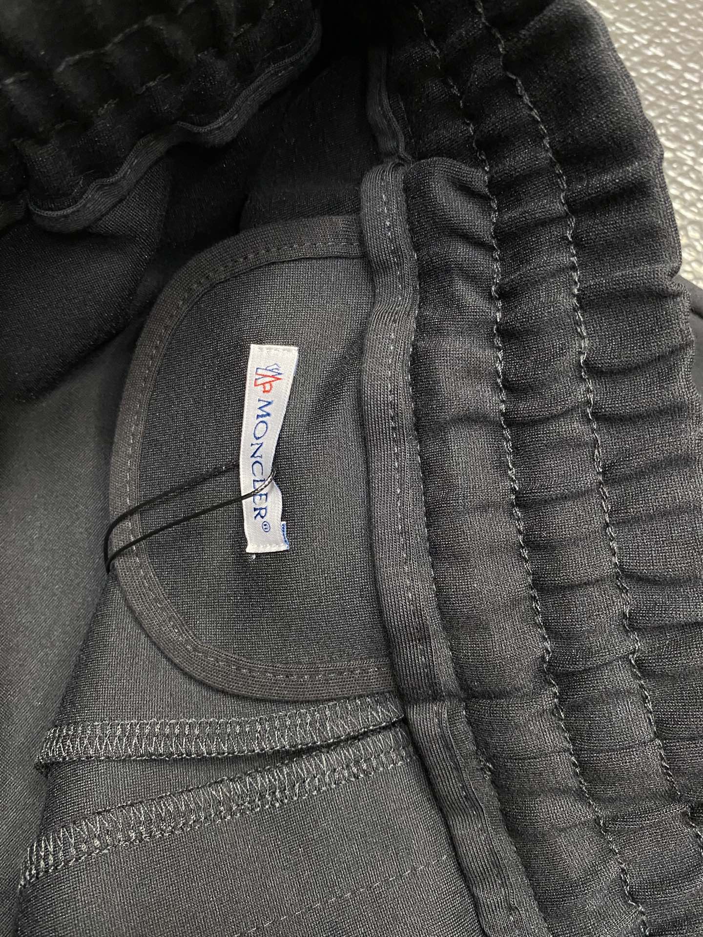 。Moncler蒙口💥独家专供新款短裤🩳高端版本！专柜定制面料 透气舒适度高，细节无可挑剔，品牌元素设计