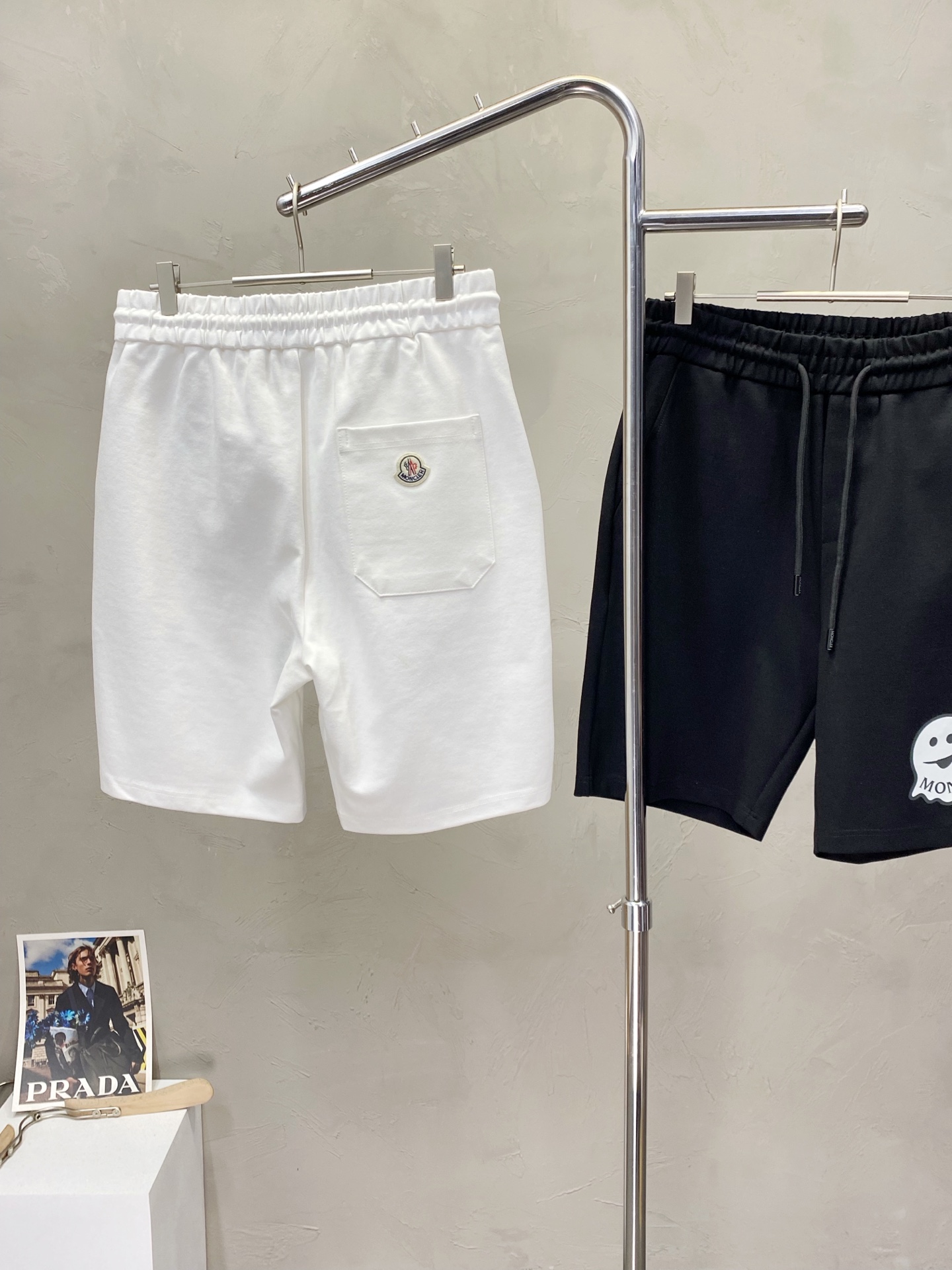 。Moncler蒙口💥独家专供新款短裤🩳高端版本！专柜定制面料 透气舒适度高，细节无可挑剔，品牌元素设计