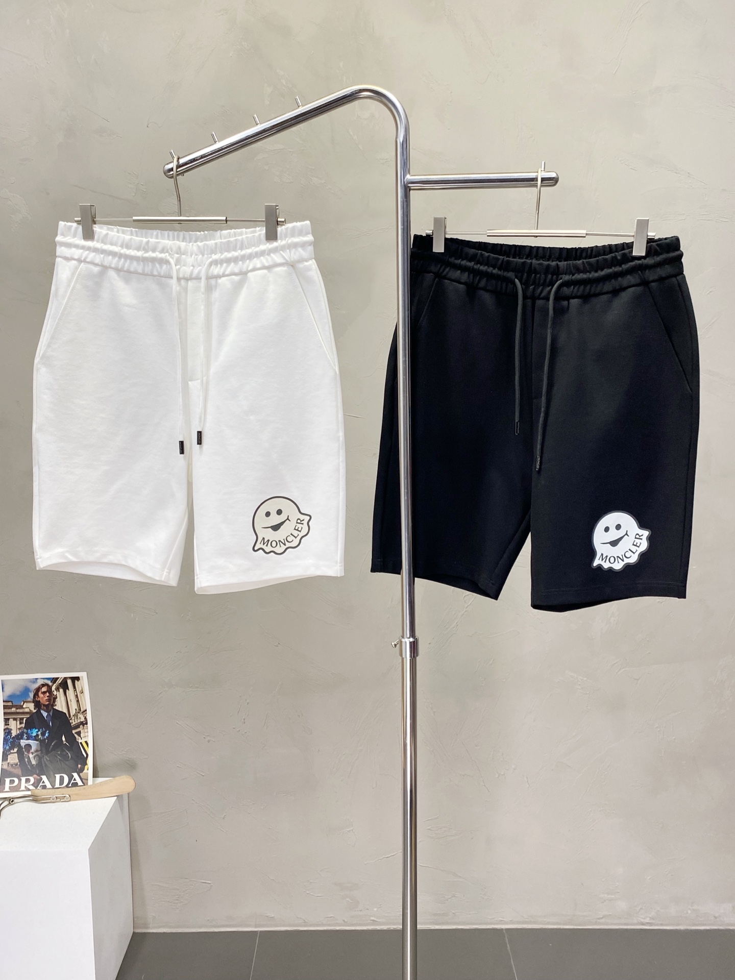 。Moncler蒙口💥独家专供新款短裤🩳高端版本！专柜定制面料 透气舒适度高，细节无可挑剔，品牌元素设计