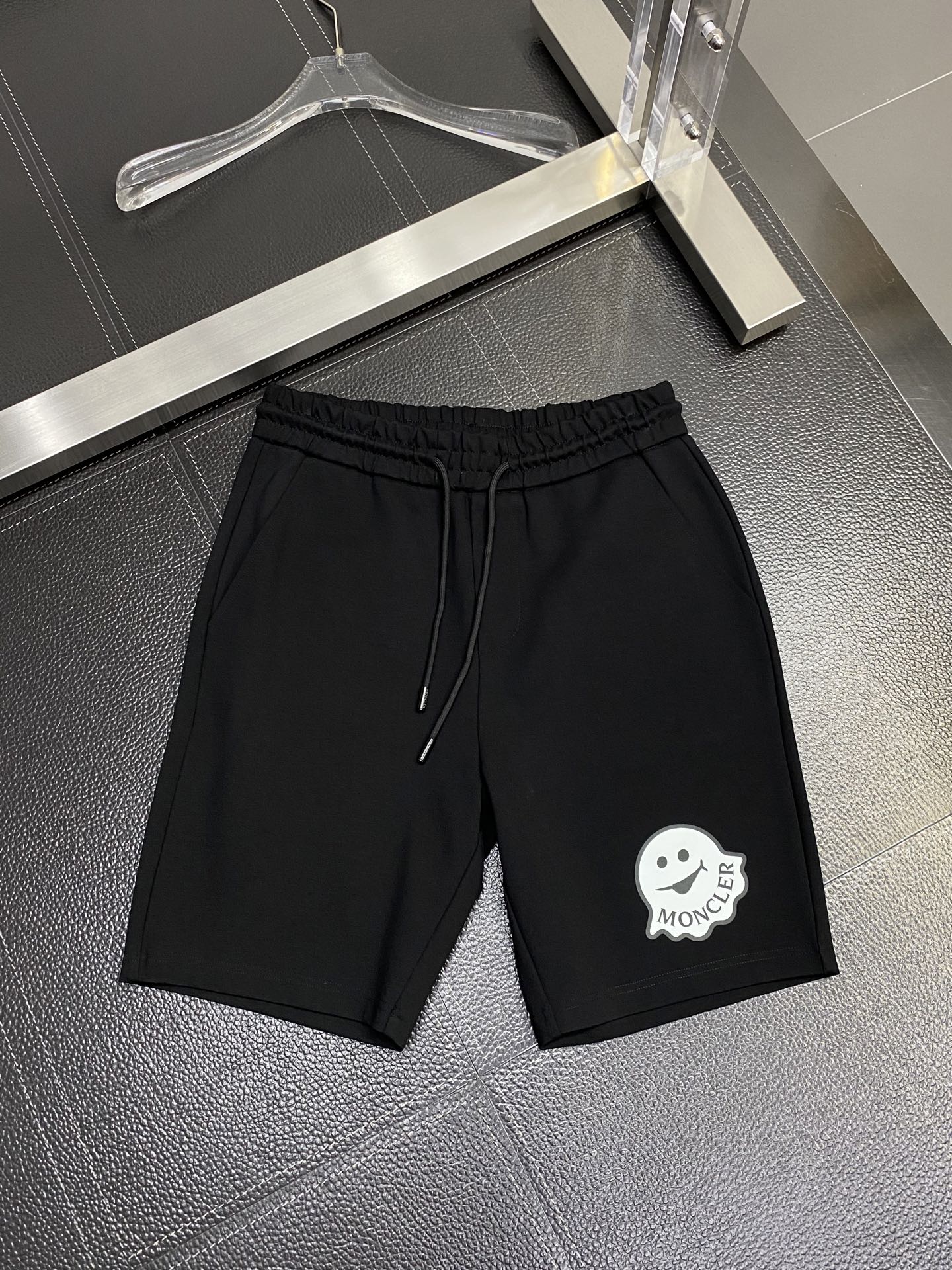 。Moncler蒙口💥独家专供新款短裤🩳高端版本！专柜定制面料 透气舒适度高，细节无可挑剔，品牌元素设计