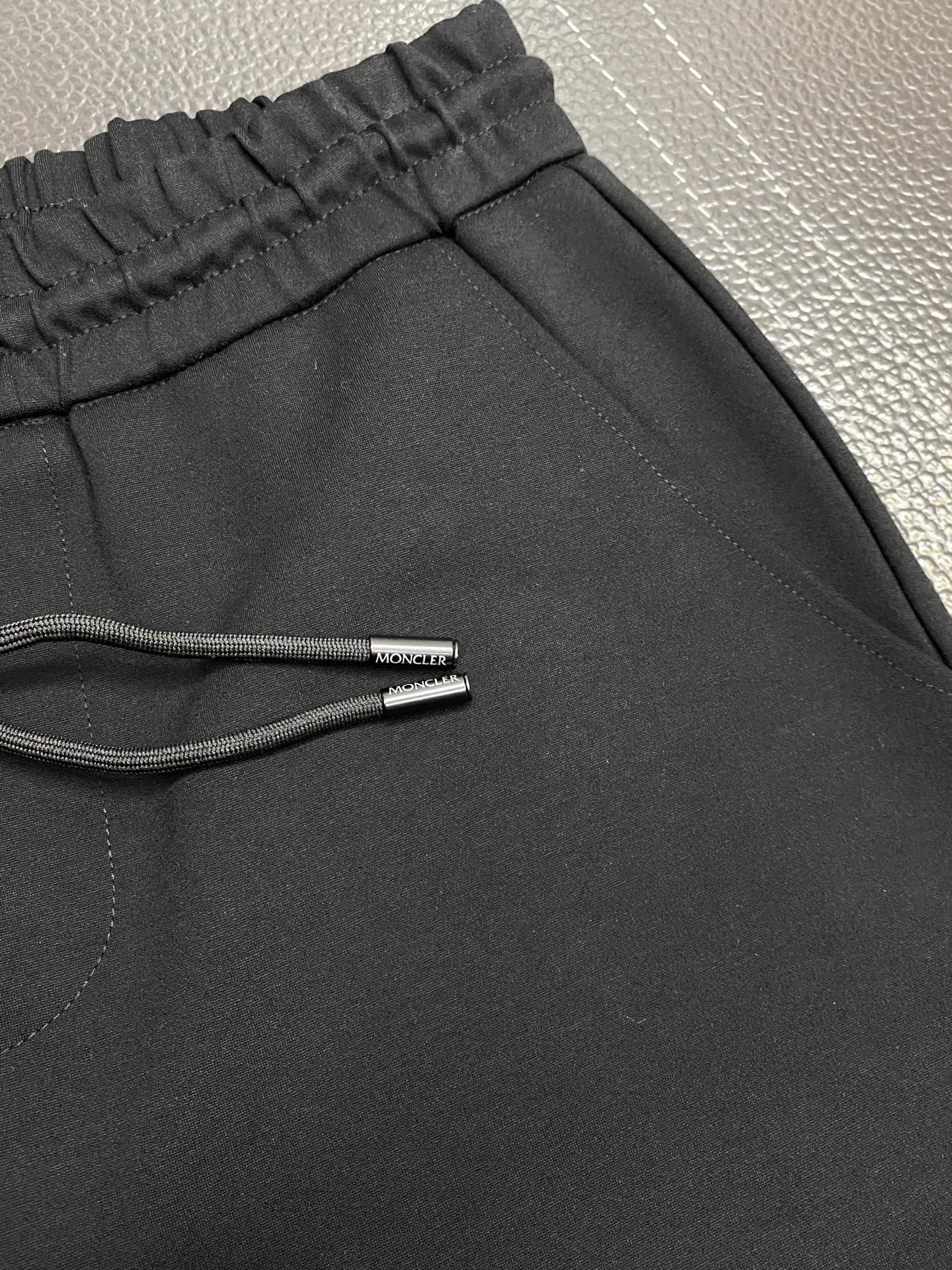 。Moncler蒙口💥独家专供新款短裤🩳高端版本！专柜定制面料 透气舒适度高，细节无可挑剔，品牌元素设计