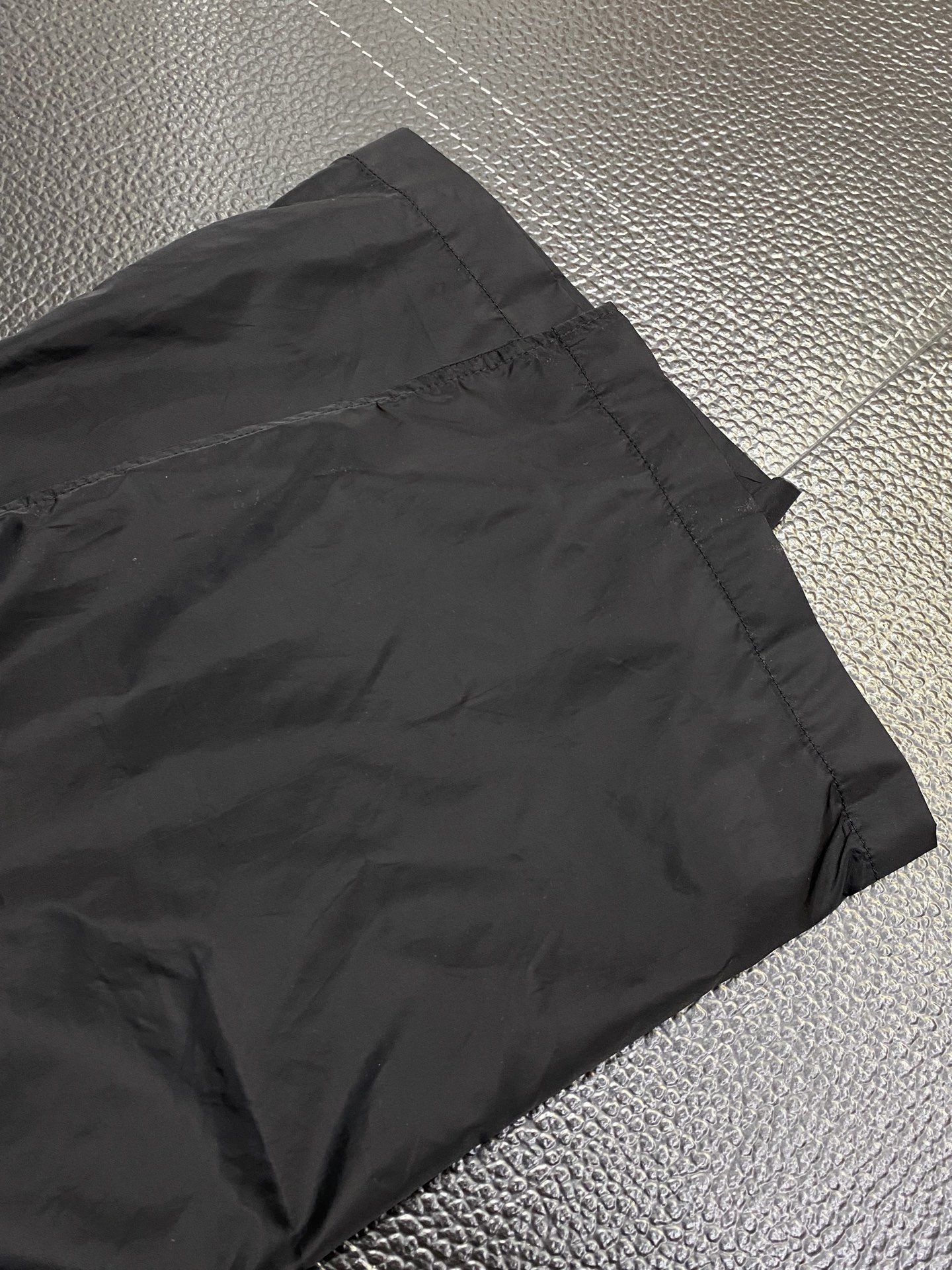 。Prada普拉达💥独家专供新款春夏休闲裤 高端版本！专柜定制面料 透气舒适度高，细节无可挑剔，品牌元素