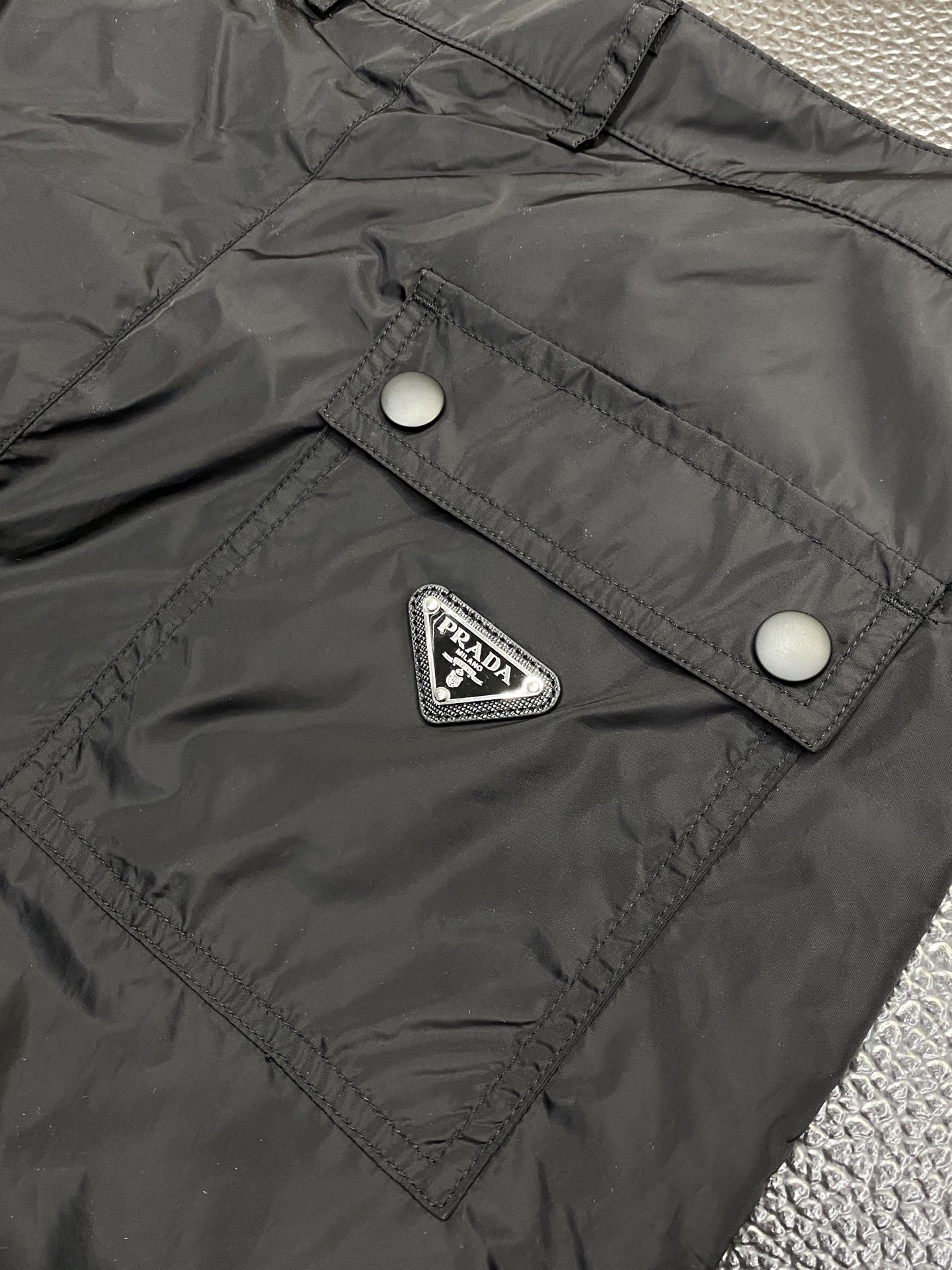 。Prada普拉达💥独家专供新款春夏休闲裤 高端版本！专柜定制面料 透气舒适度高，细节无可挑剔，品牌元素