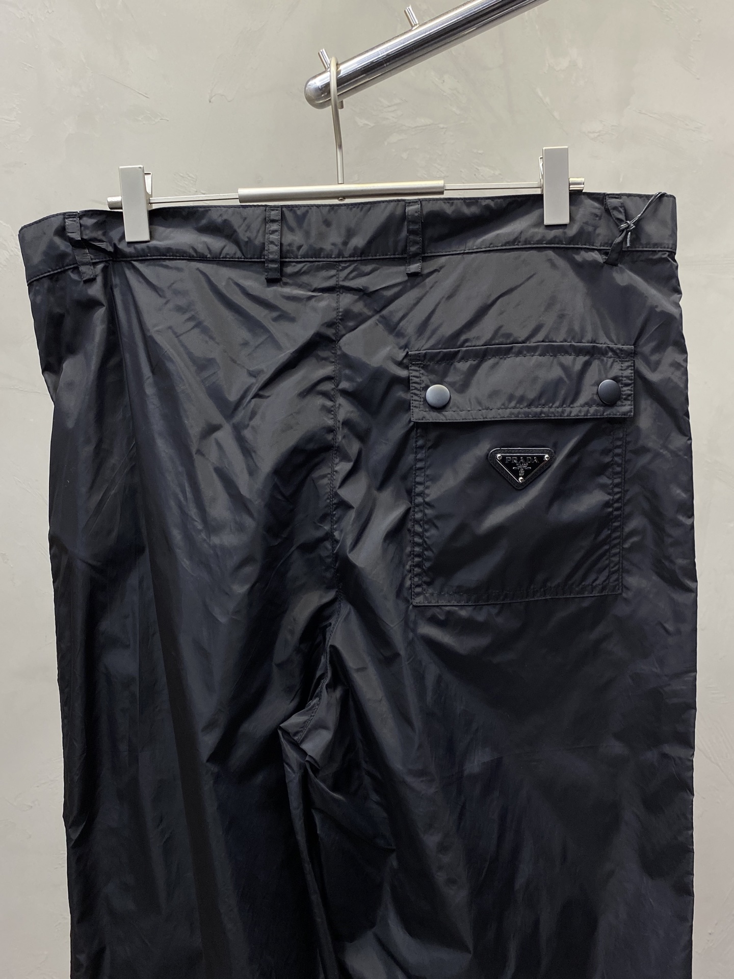 。Prada普拉达💥独家专供新款春夏休闲裤 高端版本！专柜定制面料 透气舒适度高，细节无可挑剔，品牌元素