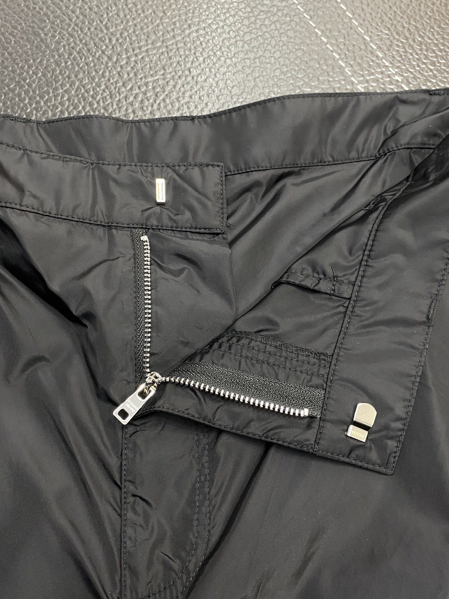 。Prada普拉达💥独家专供新款春夏休闲裤 高端版本！专柜定制面料 透气舒适度高，细节无可挑剔，品牌元素