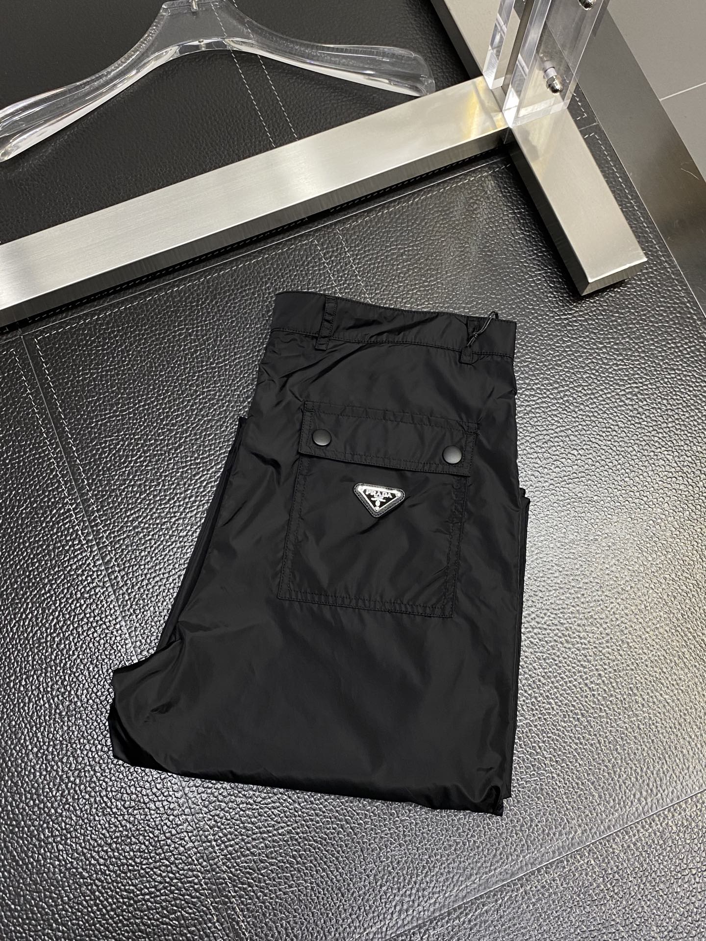 。Prada普拉达💥独家专供新款春夏休闲裤 高端版本！专柜定制面料 透气舒适度高，细节无可挑剔，品牌元素