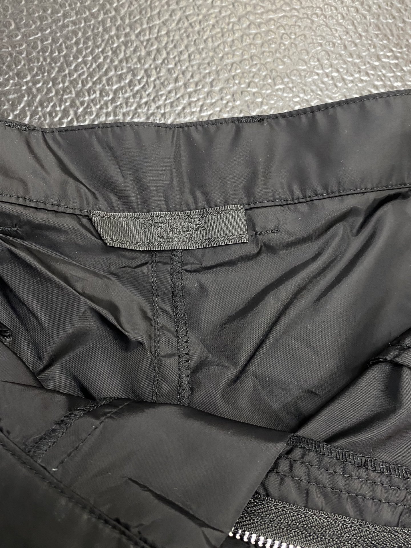 。Prada普拉达💥独家专供新款春夏休闲裤 高端版本！专柜定制面料 透气舒适度高，细节无可挑剔，品牌元素