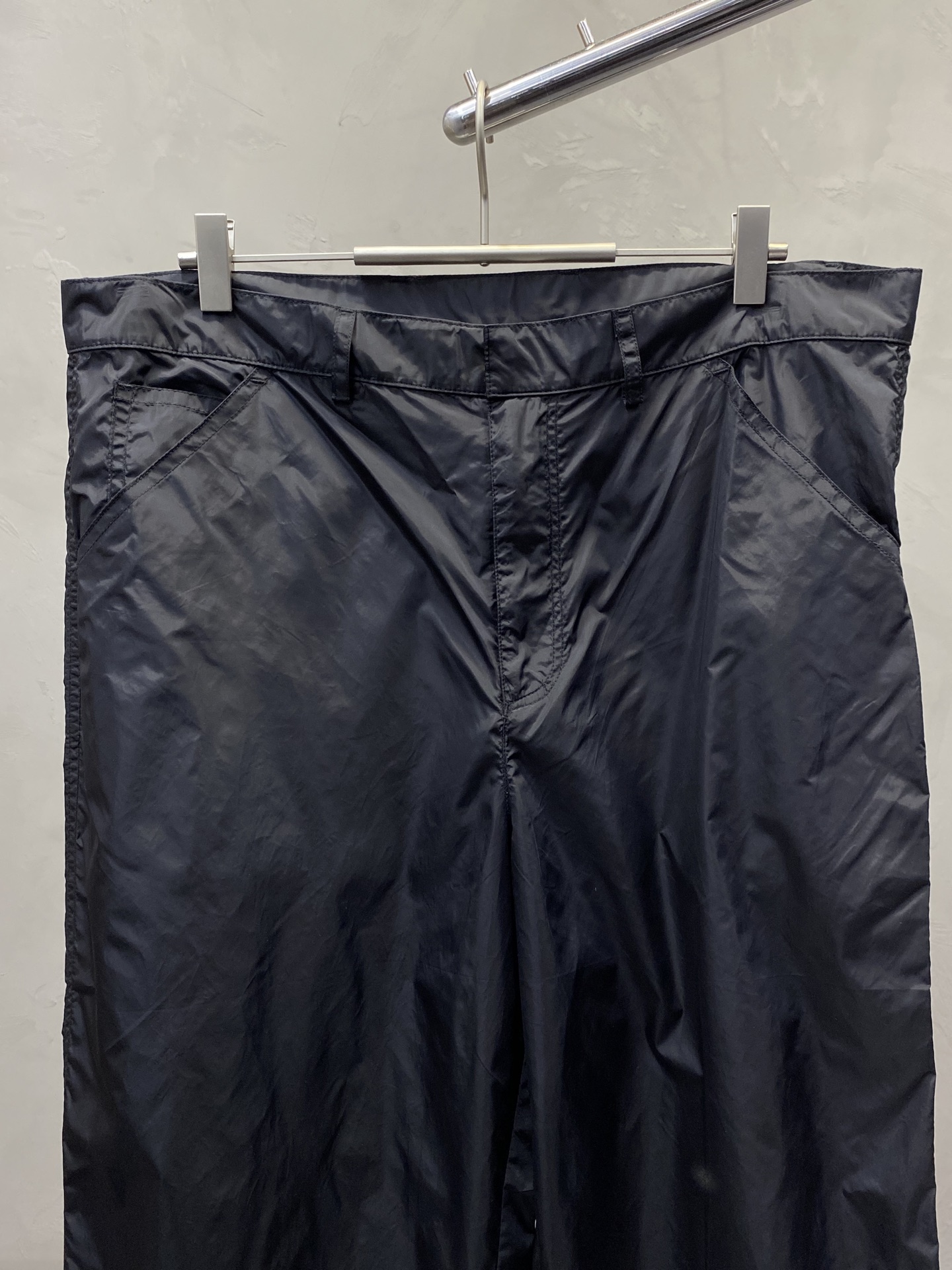 。Prada普拉达💥独家专供新款春夏休闲裤 高端版本！专柜定制面料 透气舒适度高，细节无可挑剔，品牌元素