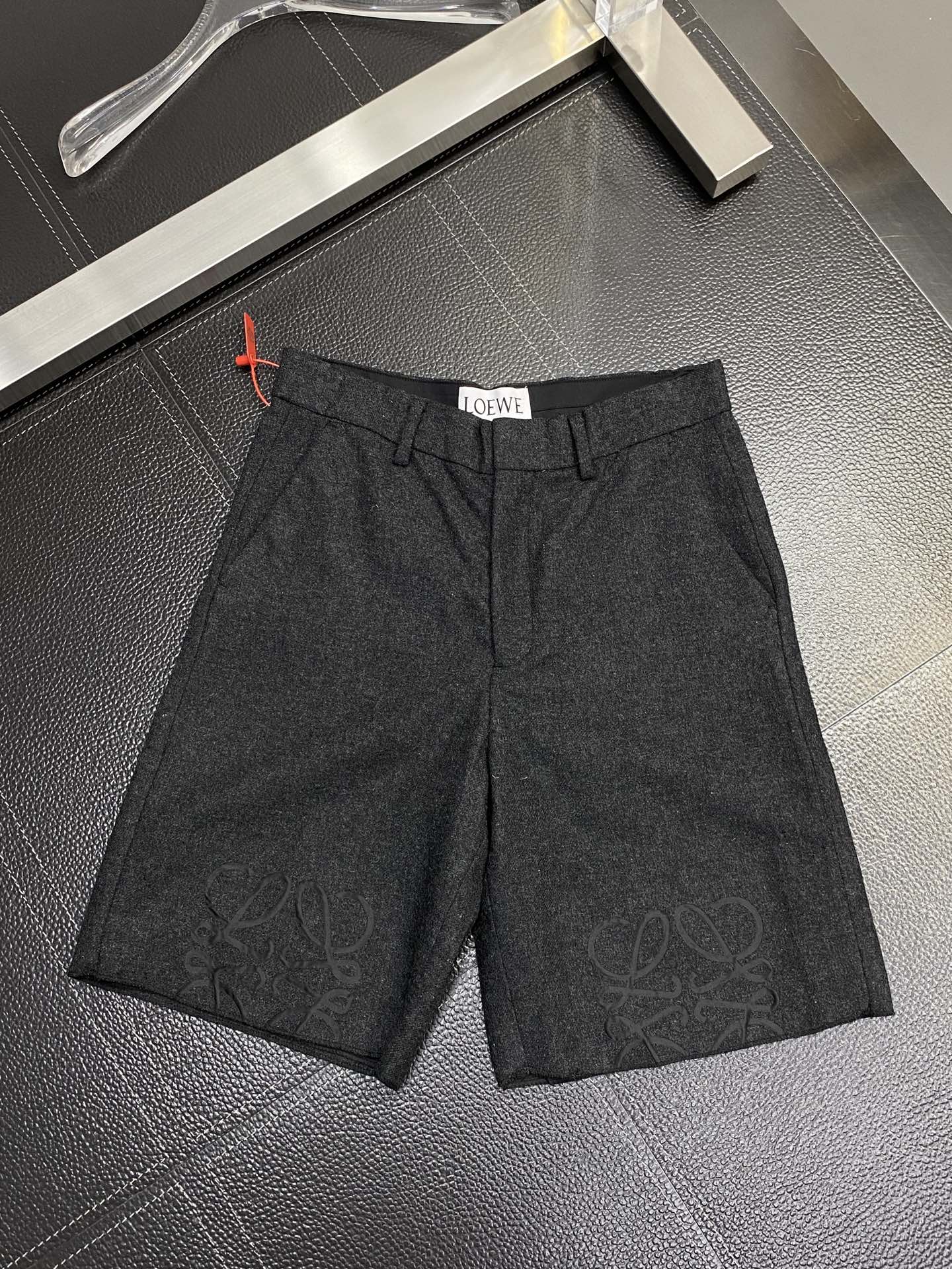 。LOEWE罗意威💥独家专供新款春夏短裤🩳高端版本！专柜定制面料 透气舒适度高，细节无可挑剔，品牌元素设