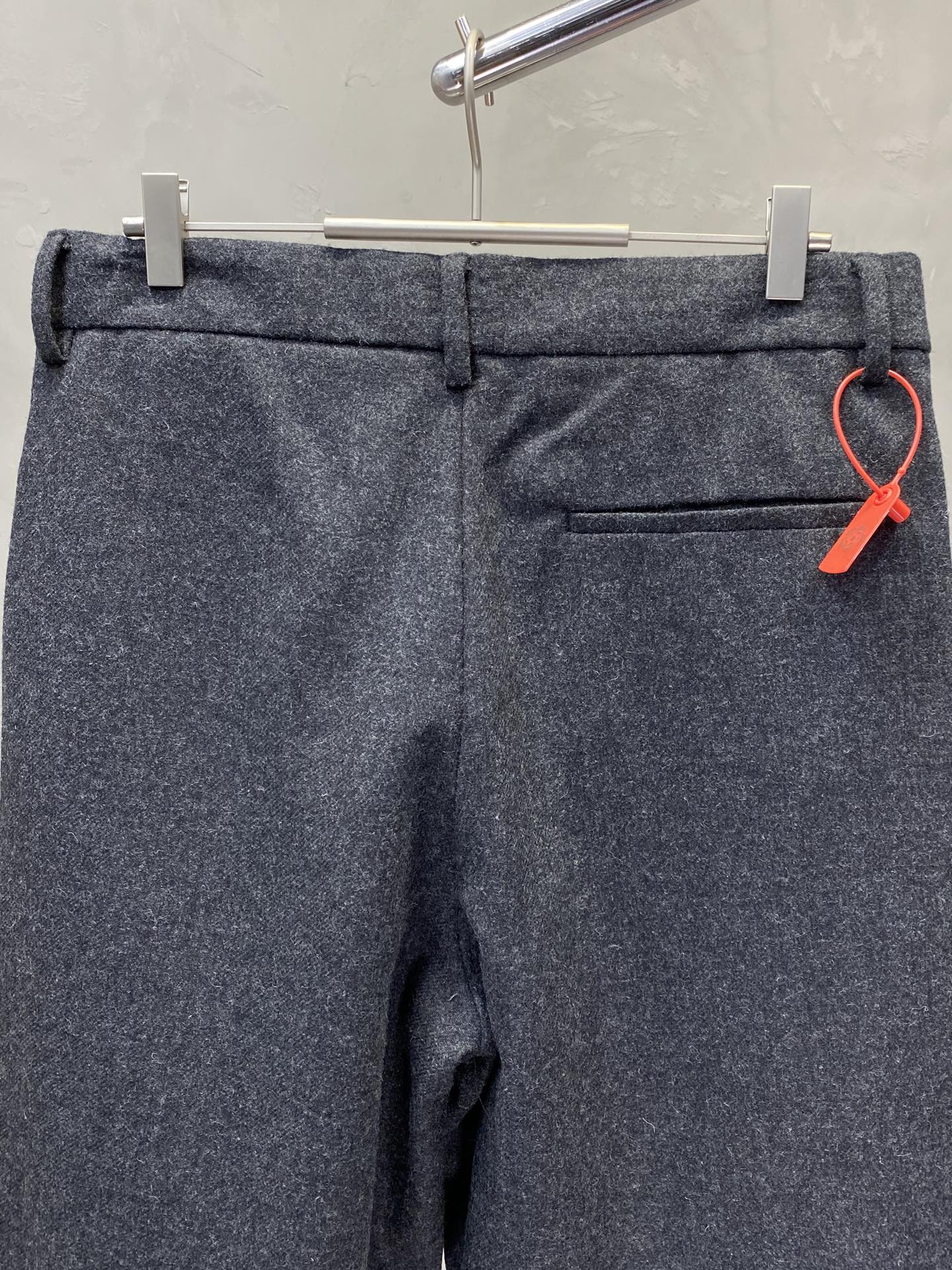 。LOEWE罗意威💥独家专供新款春夏短裤🩳高端版本！专柜定制面料 透气舒适度高，细节无可挑剔，品牌元素设