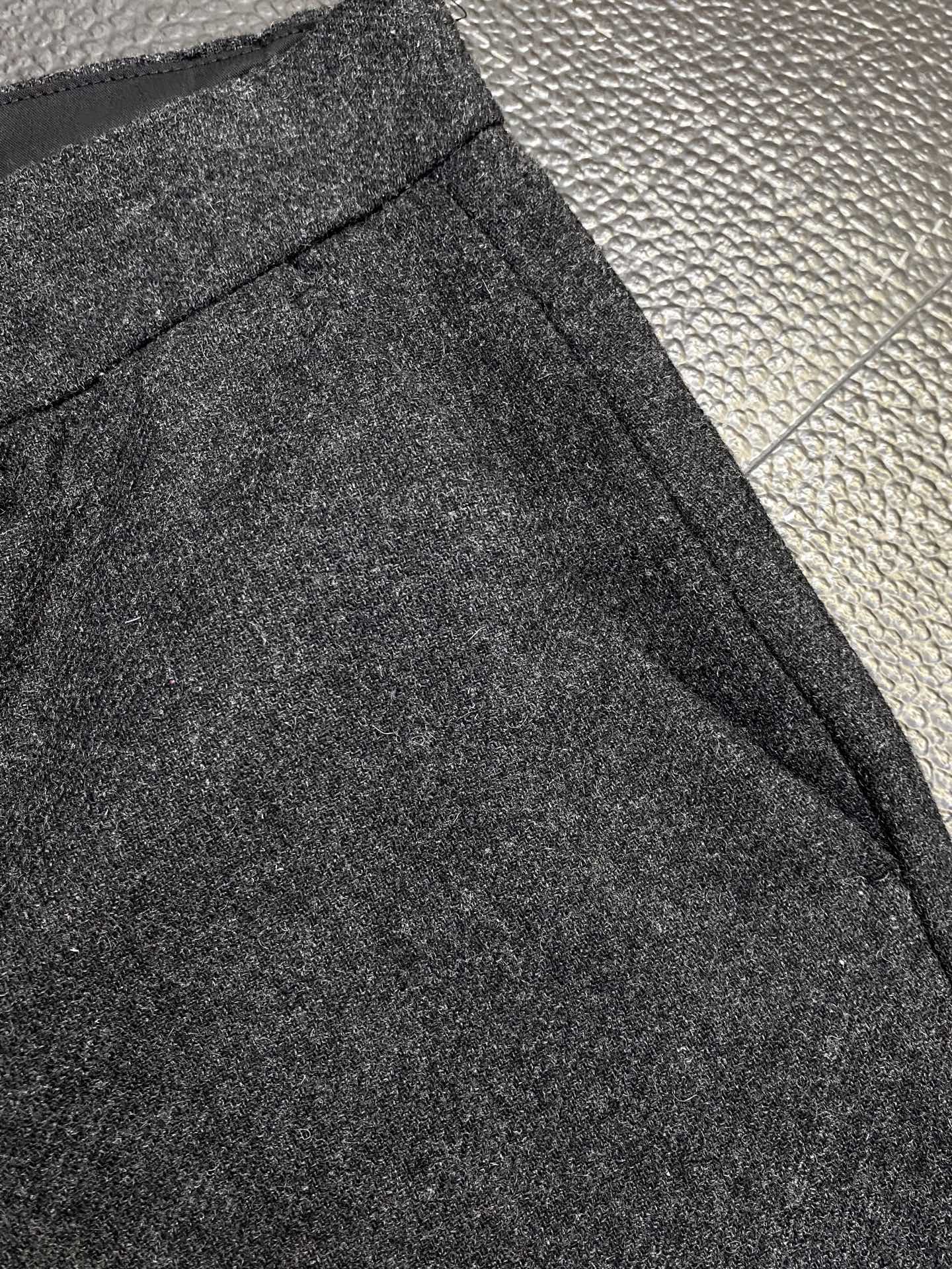 。LOEWE罗意威💥独家专供新款春夏短裤🩳高端版本！专柜定制面料 透气舒适度高，细节无可挑剔，品牌元素设