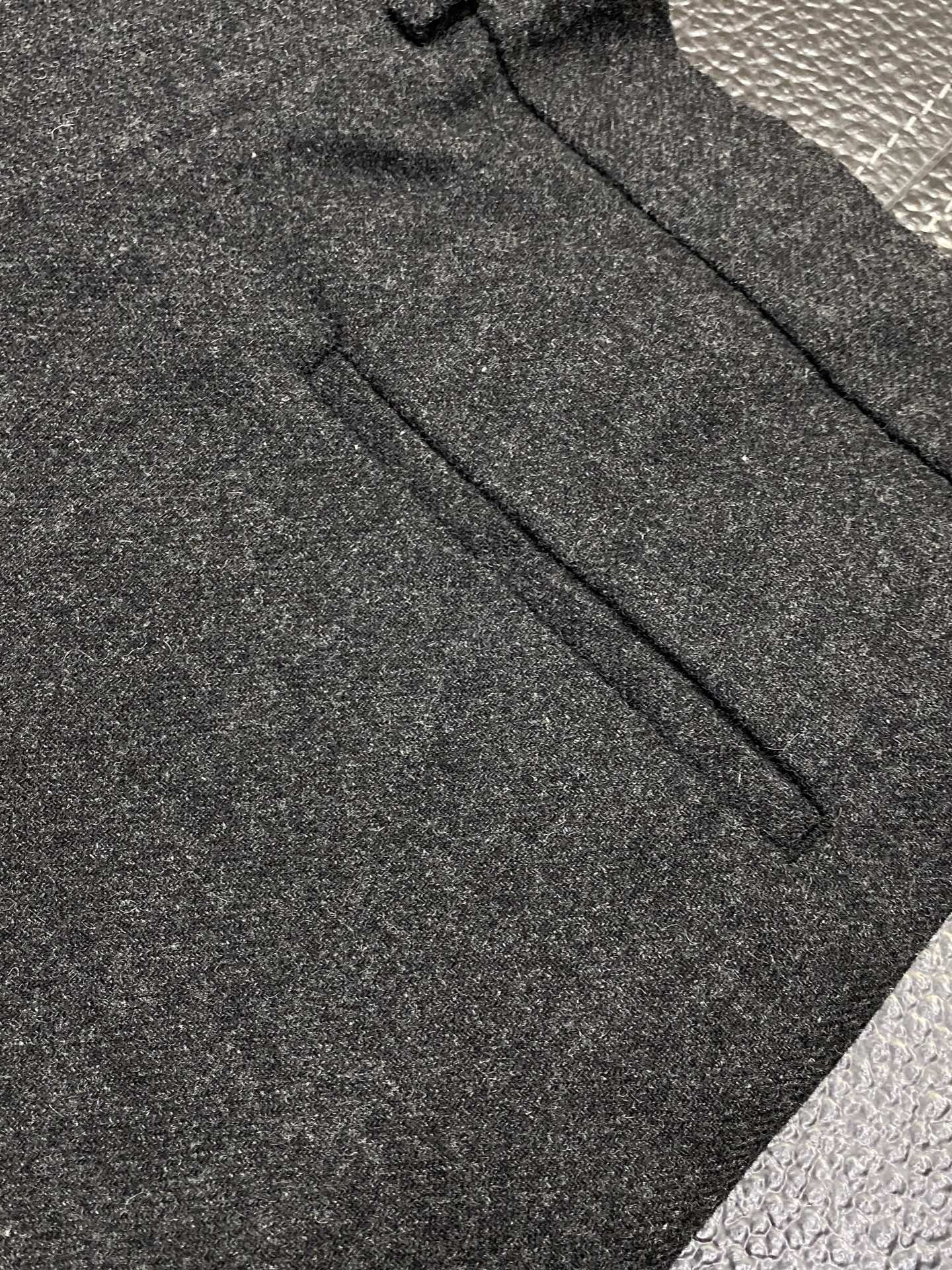 。LOEWE罗意威💥独家专供新款春夏短裤🩳高端版本！专柜定制面料 透气舒适度高，细节无可挑剔，品牌元素设