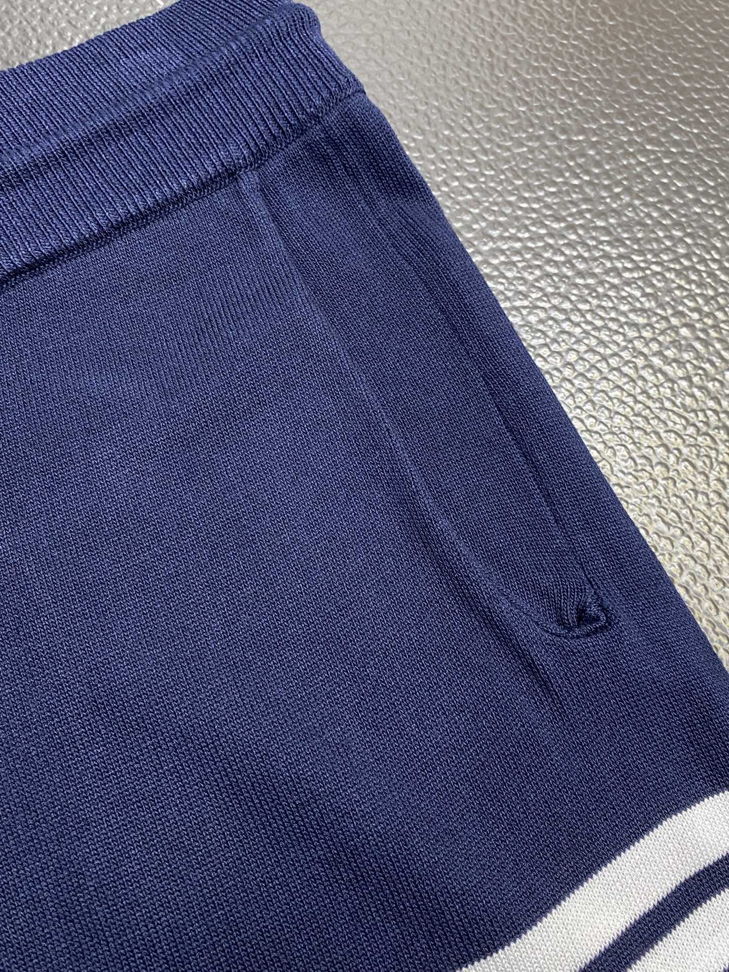 。THOM BROWNE汤姆布朗💥独家专供新款休闲短裤🩳高端版本 专柜 面料 透气舒适度高，细节无可挑剔