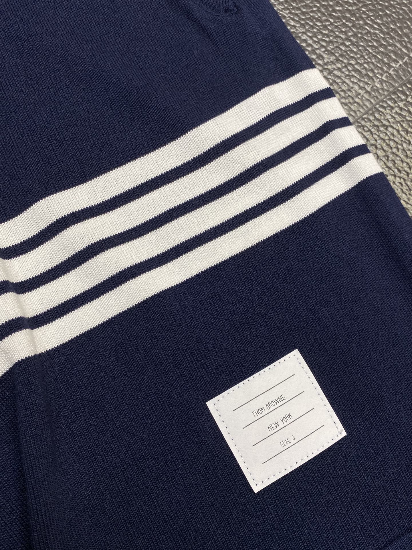 。THOM BROWNE汤姆布朗💥独家专供新款休闲短裤🩳高端版本 专柜 面料 透气舒适度高，细节无可挑剔