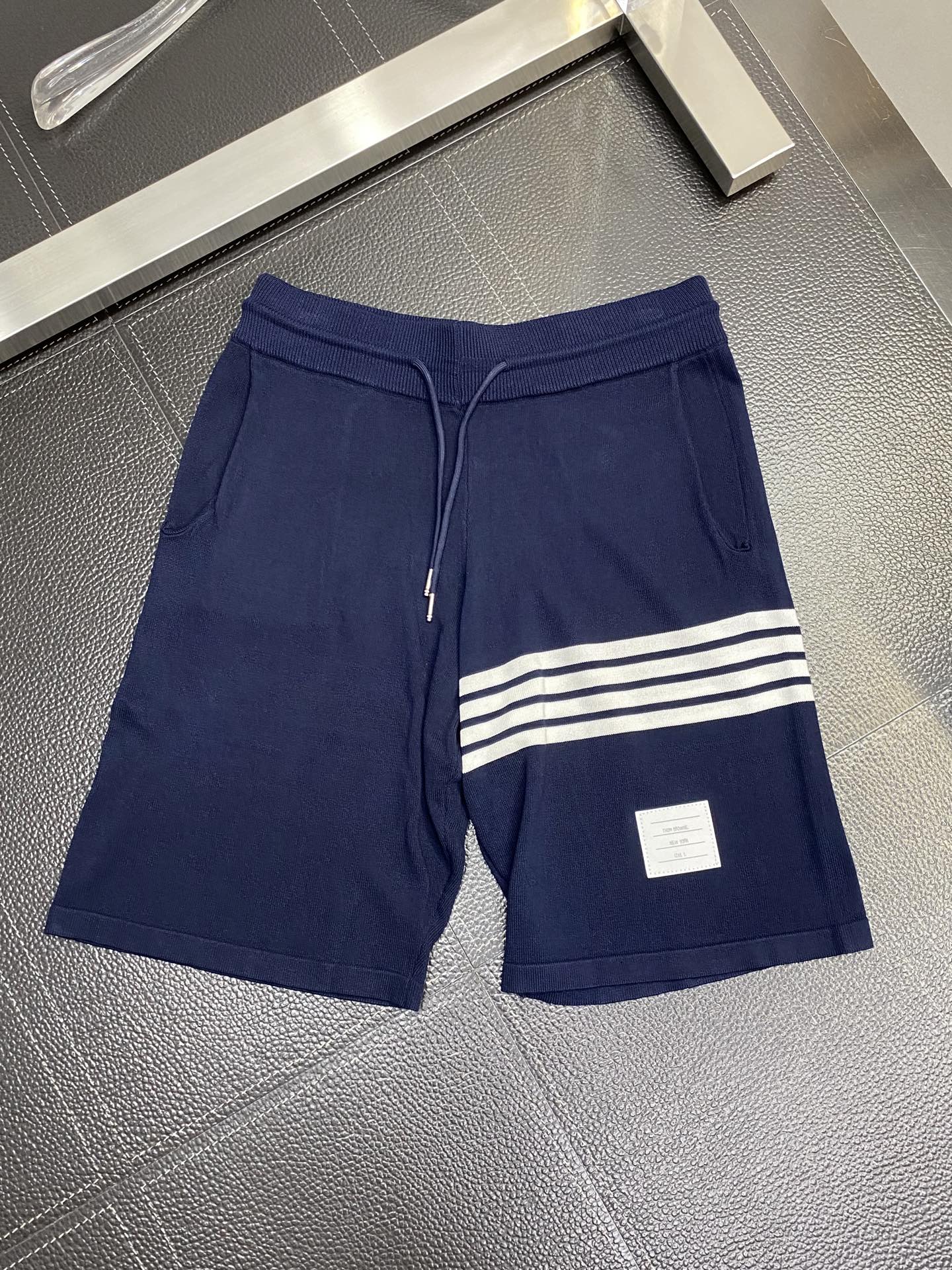 。THOM BROWNE汤姆布朗💥独家专供新款休闲短裤🩳高端版本 专柜 面料 透气舒适度高，细节无可挑剔