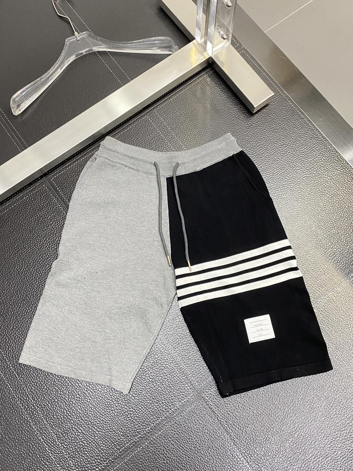 。THOM BROWNE汤姆布朗💥独家专供新款休闲短裤🩳高端版本 专柜定制面料 透气舒适度高，细节无可挑