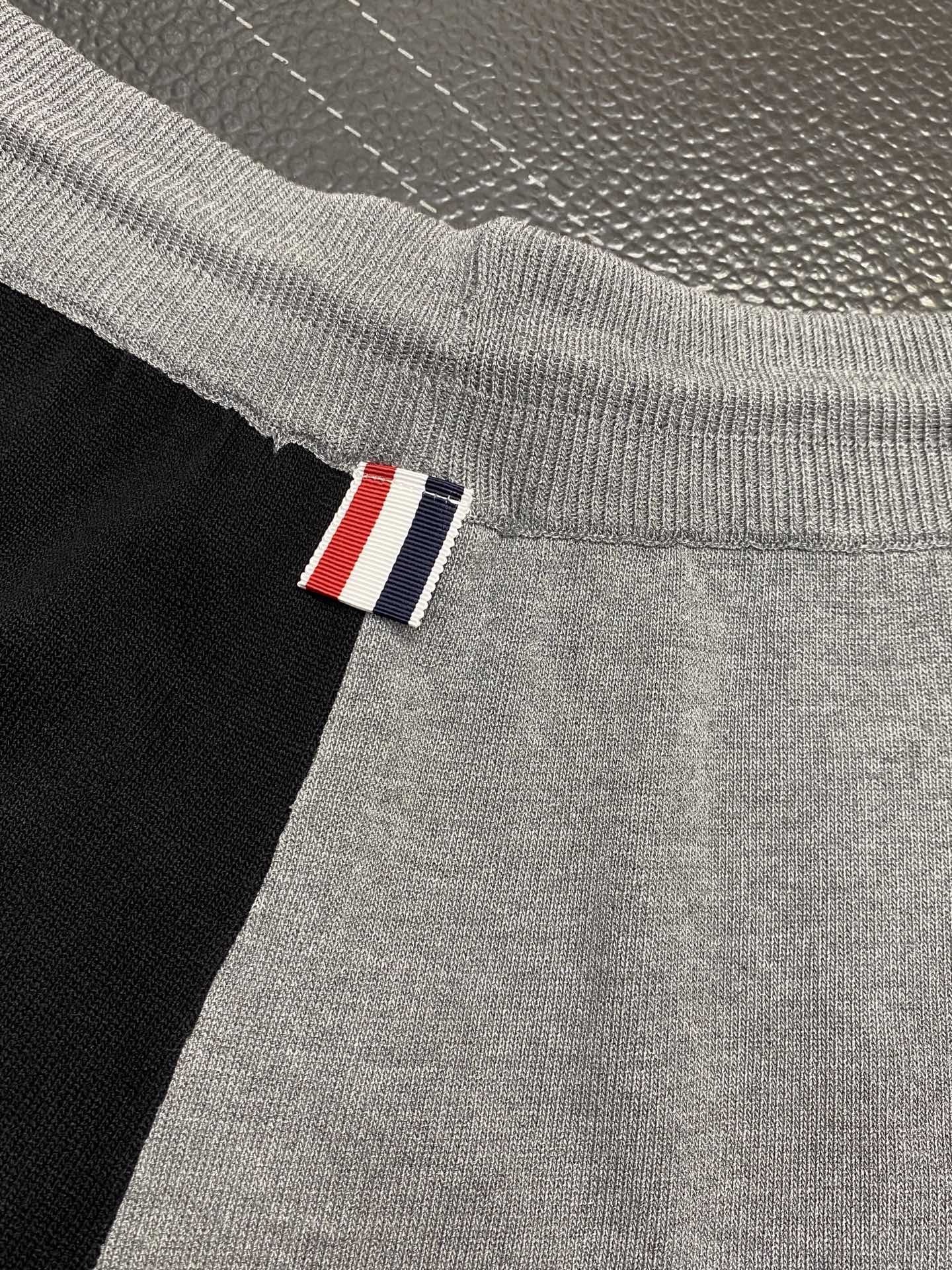 。THOM BROWNE汤姆布朗💥独家专供新款休闲短裤🩳高端版本 专柜定制面料 透气舒适度高，细节无可挑