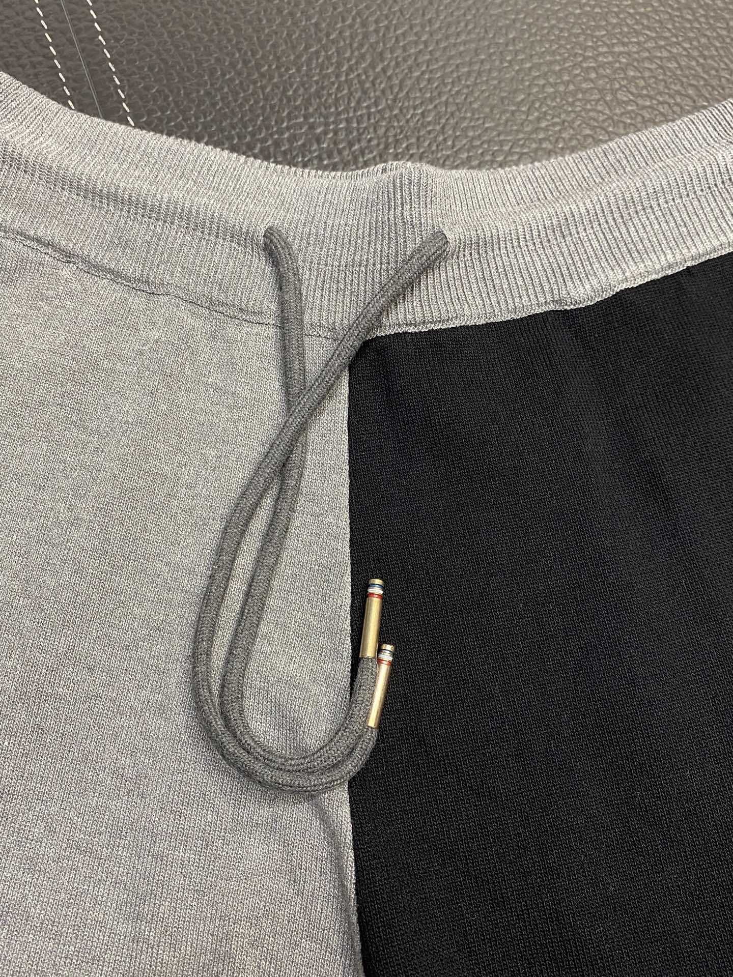 。THOM BROWNE汤姆布朗💥独家专供新款休闲短裤🩳高端版本 专柜定制面料 透气舒适度高，细节无可挑