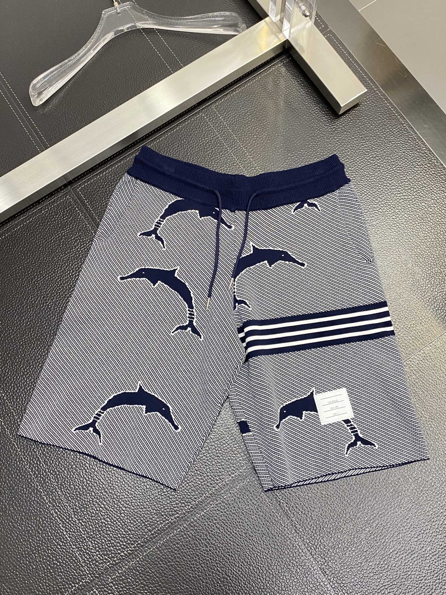 。THOM BROWNE汤姆布朗💥独家专供新款休闲短裤🩳高端版本 专柜定制面料 透气舒适度高，细节无可挑