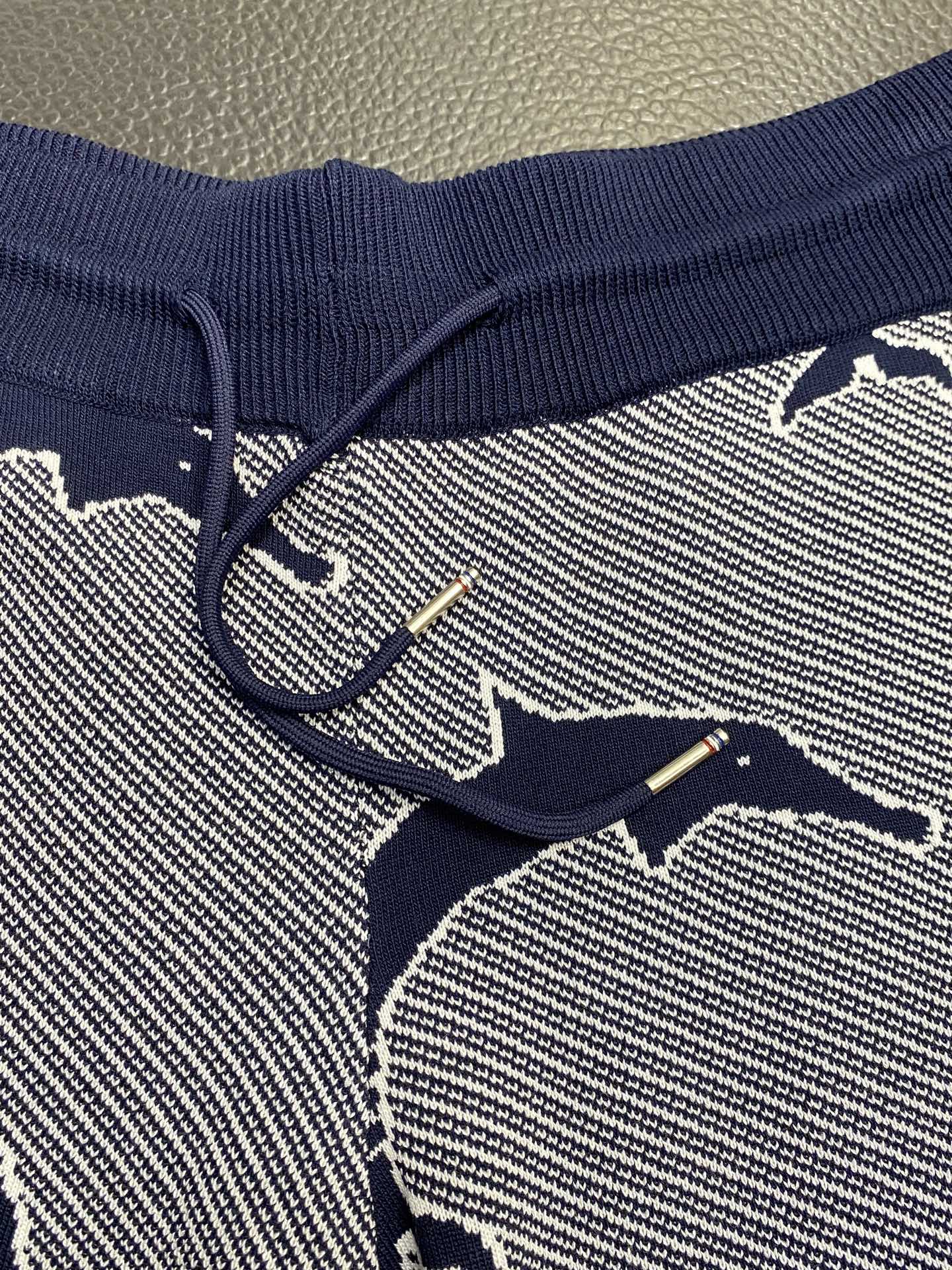 。THOM BROWNE汤姆布朗💥独家专供新款休闲短裤🩳高端版本 专柜定制面料 透气舒适度高，细节无可挑