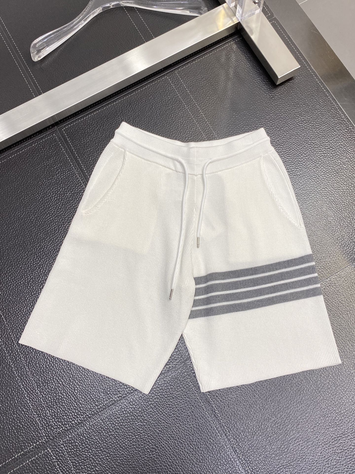 。THOM BROWNE汤姆布朗💥独家专供新款休闲短裤🩳高端版本 专柜 面料 透气舒适度高，细节无可挑剔