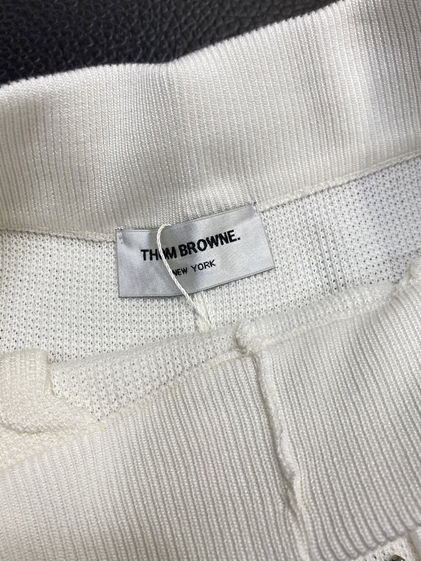 。THOM BROWNE汤姆布朗💥独家专供新款休闲短裤🩳高端版本 专柜 面料 透气舒适度高，细节无可挑剔