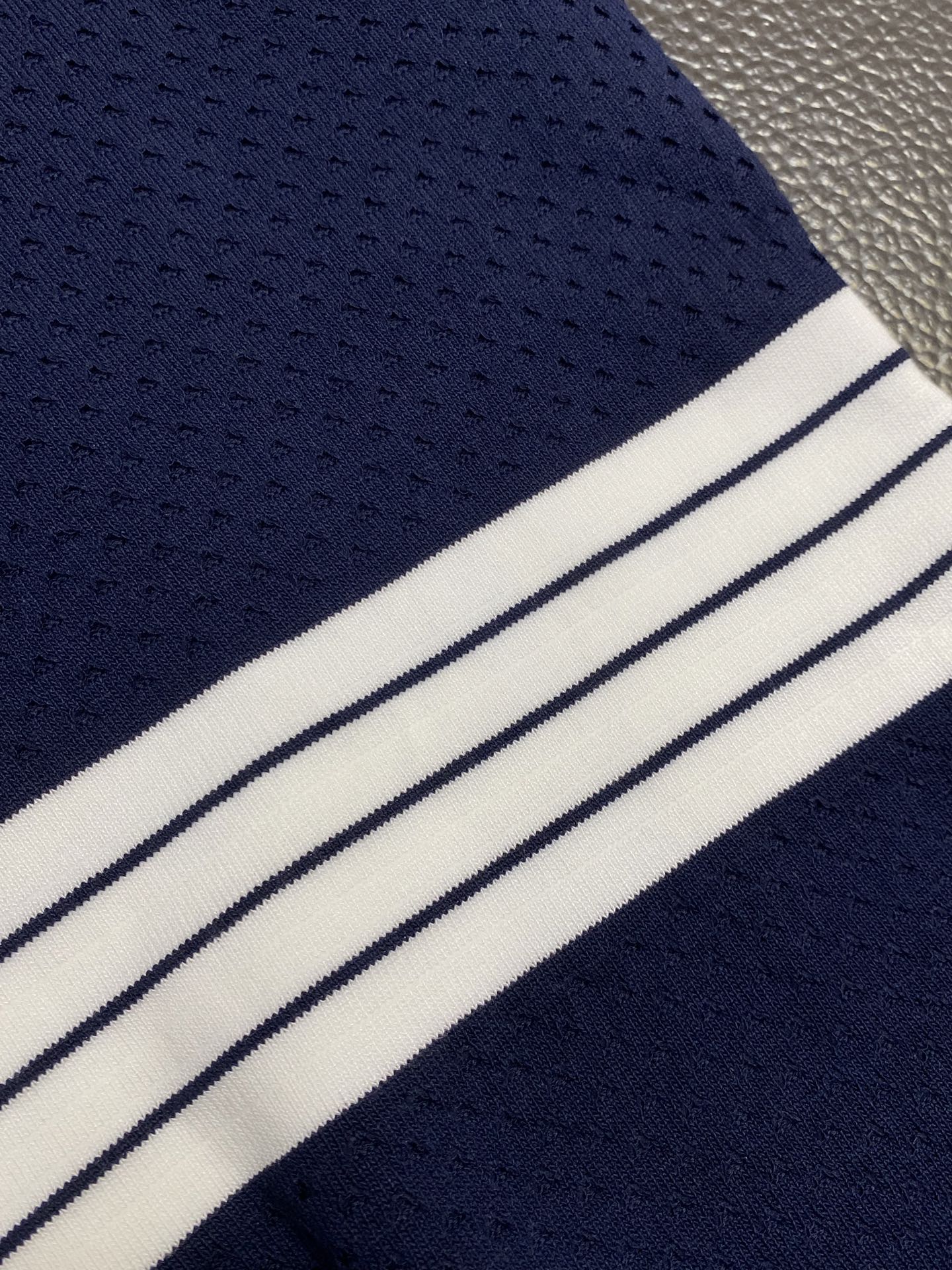 。THOM BROWNE汤姆布朗💥独家专供新款休闲短裤🩳高端版本 专柜定制面料 透气舒适度高，细节无可挑